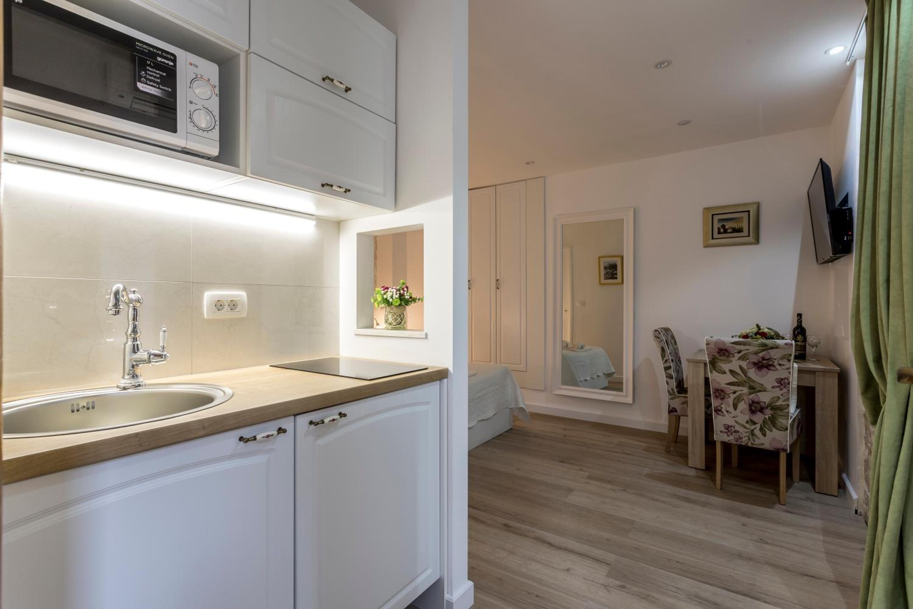 Split Center Apartments, few min walk from old palace view 3