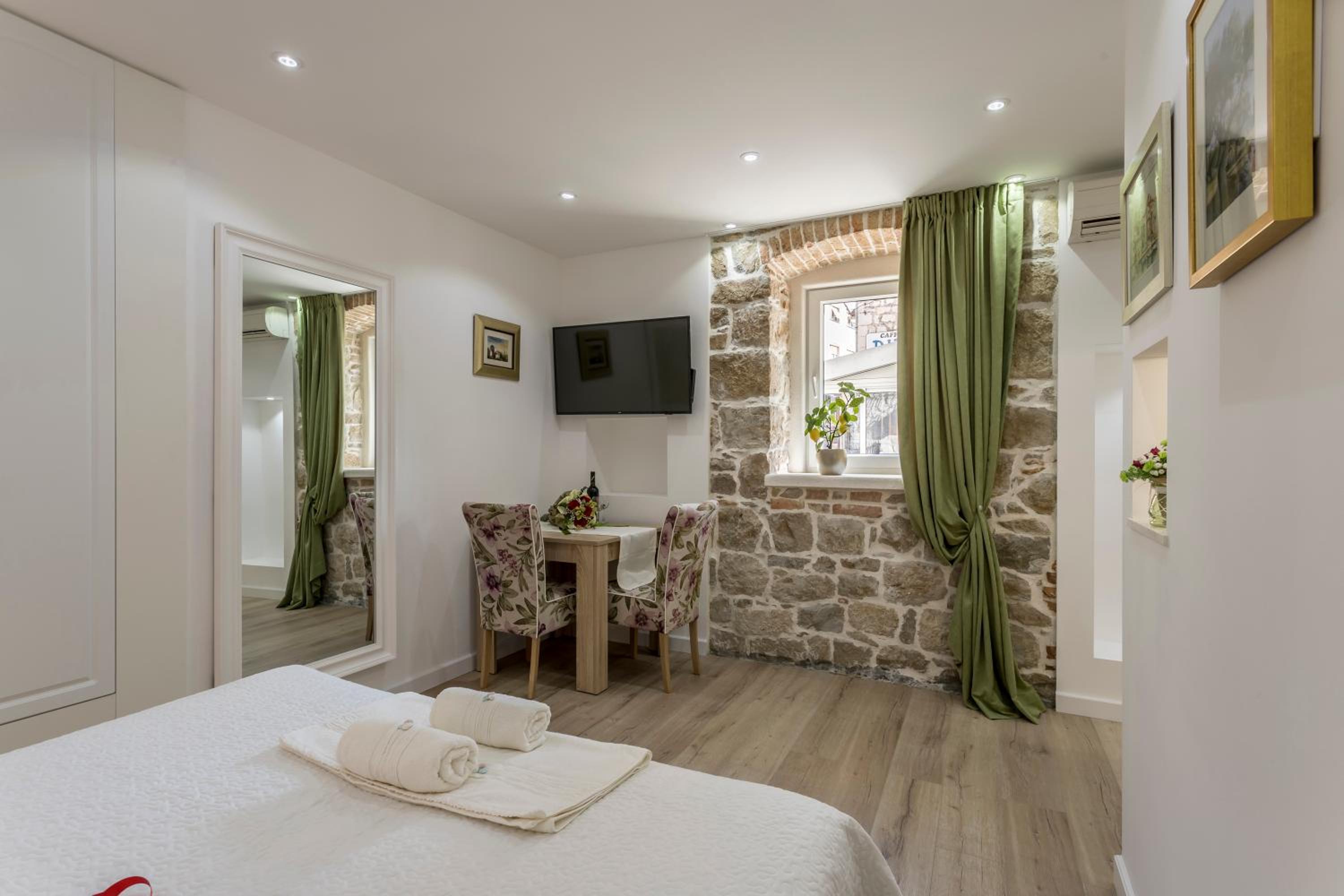 Split Center Apartments, few min walk from old palace view 2