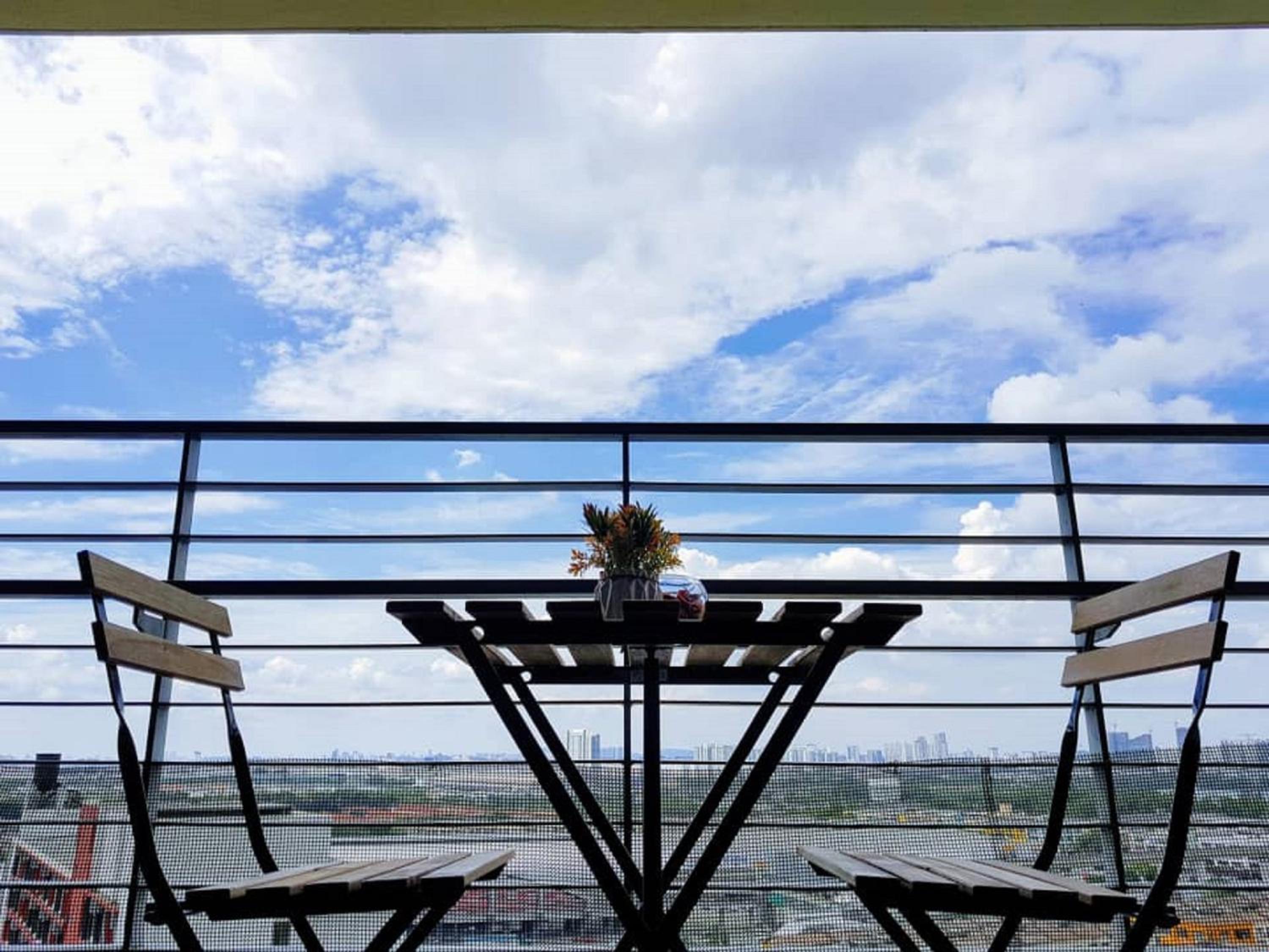 Puchong Setiawalk 8-12 pax 5min LRT Cozy Apartment