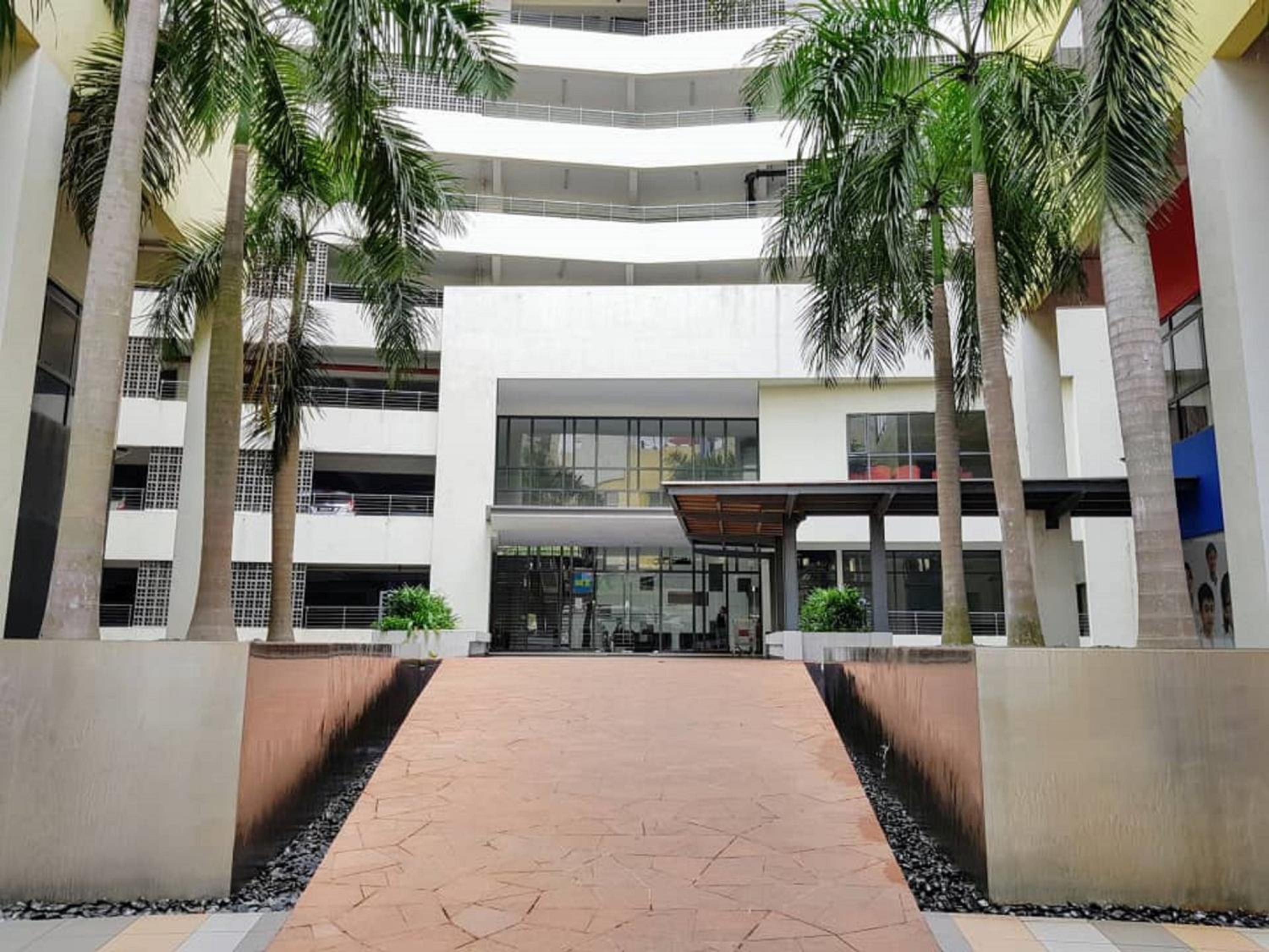 Puchong Setiawalk 8-12 pax 5min LRT Cozy Apartment