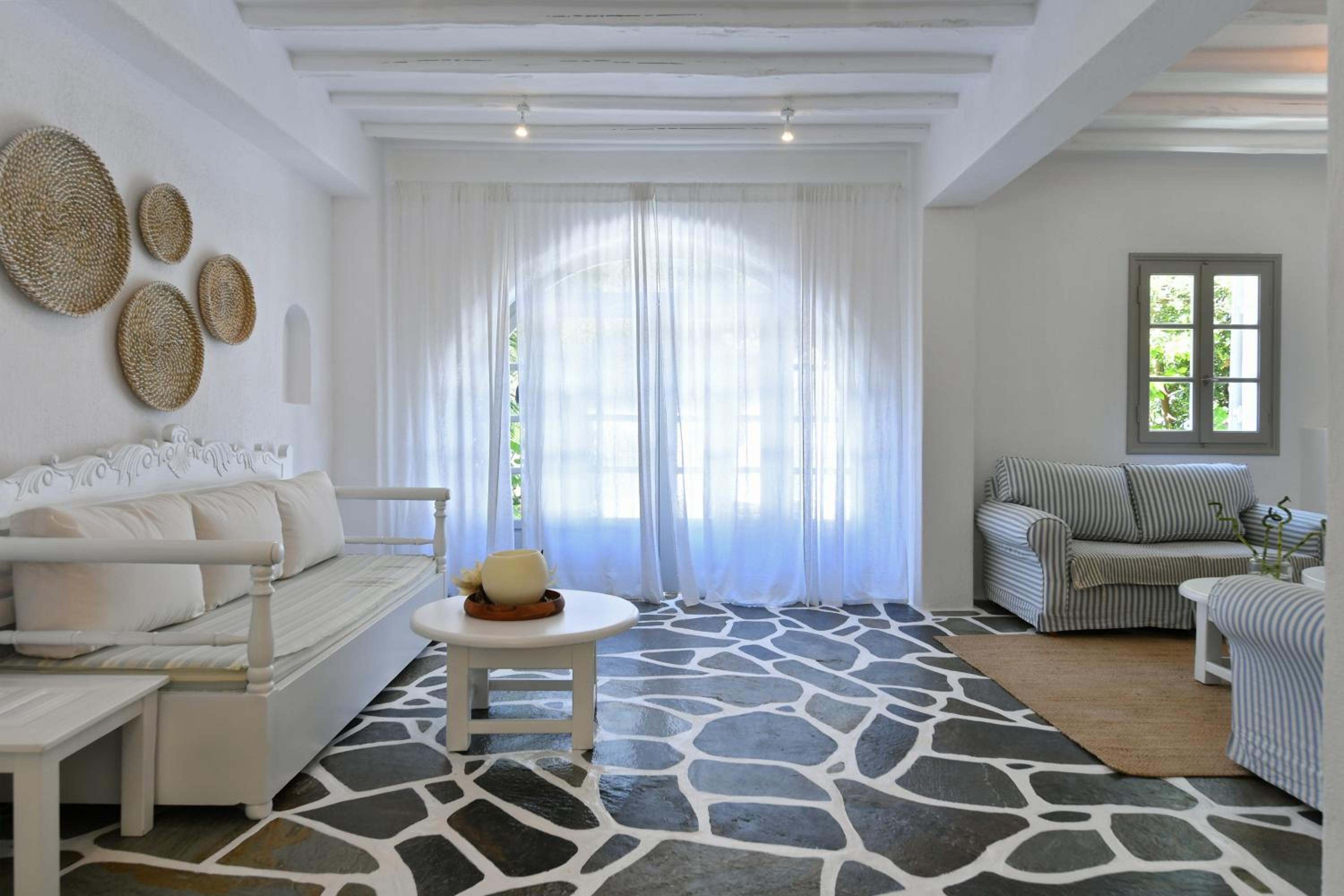 Santa Flora 3 Bedroom House â Parikiaâs Edge view 5