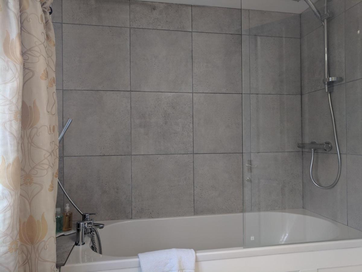 Stroud Vacations - Cotswolds Valleys Accommodation - Medieval Hall - Exclusive use character three bedroom holiday apartment - Property Image 16