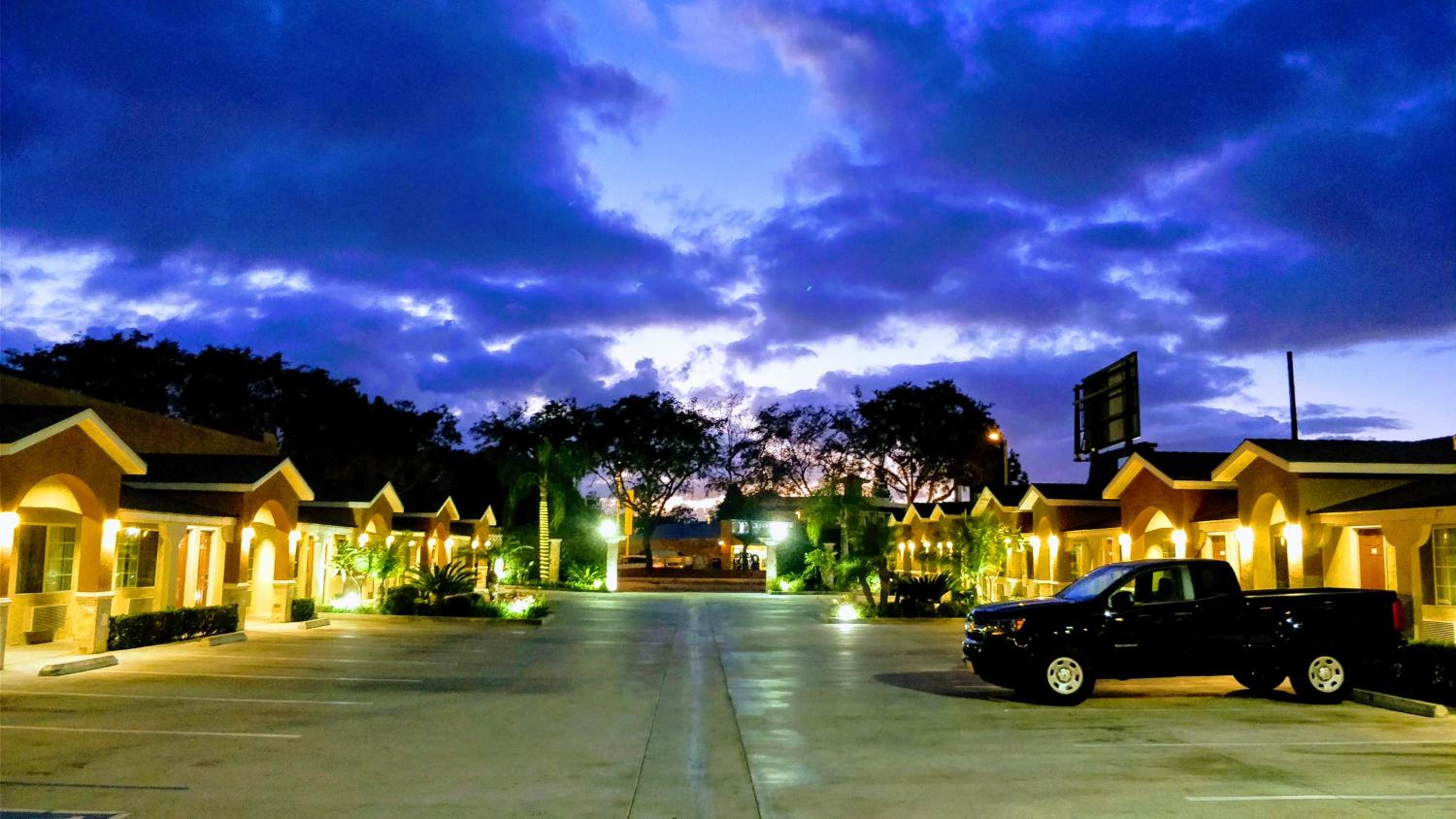 Hotel West Coast Inn Santa Ana - Image 1