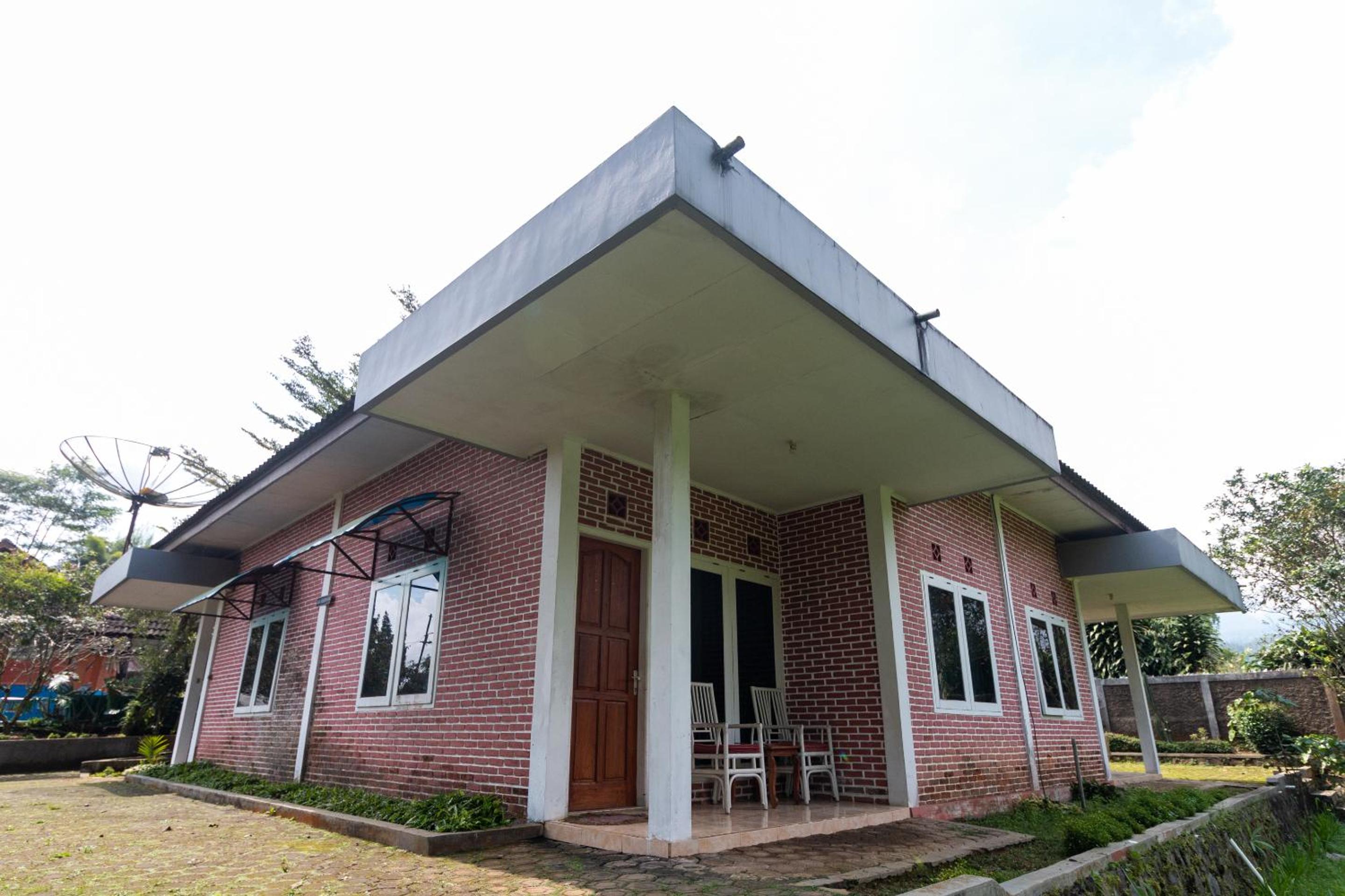 RedDoorz Plus At Grand Yustik Sukabumi view 4