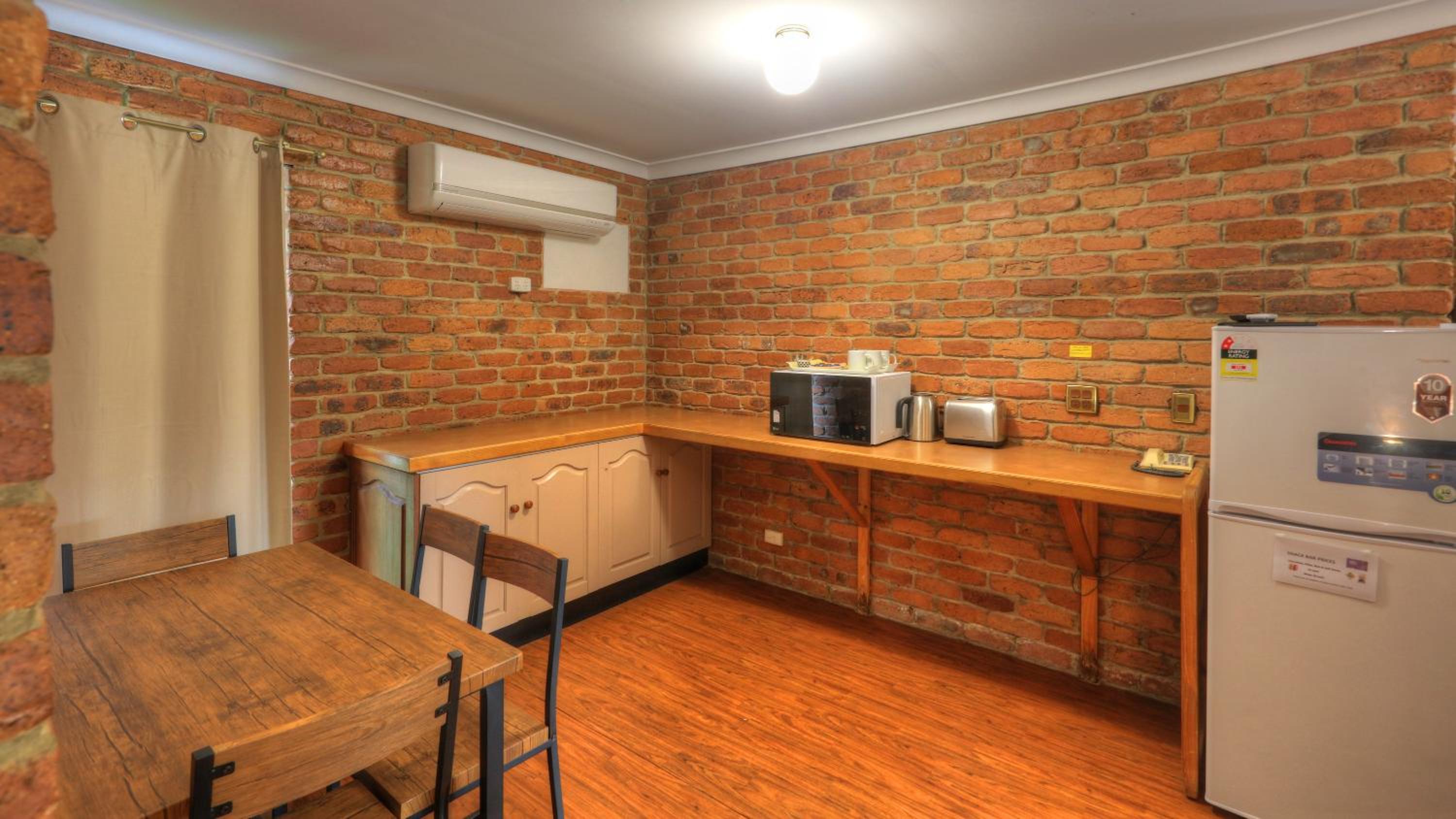 Wondai Colonial Motel & Ivory's Restaurant