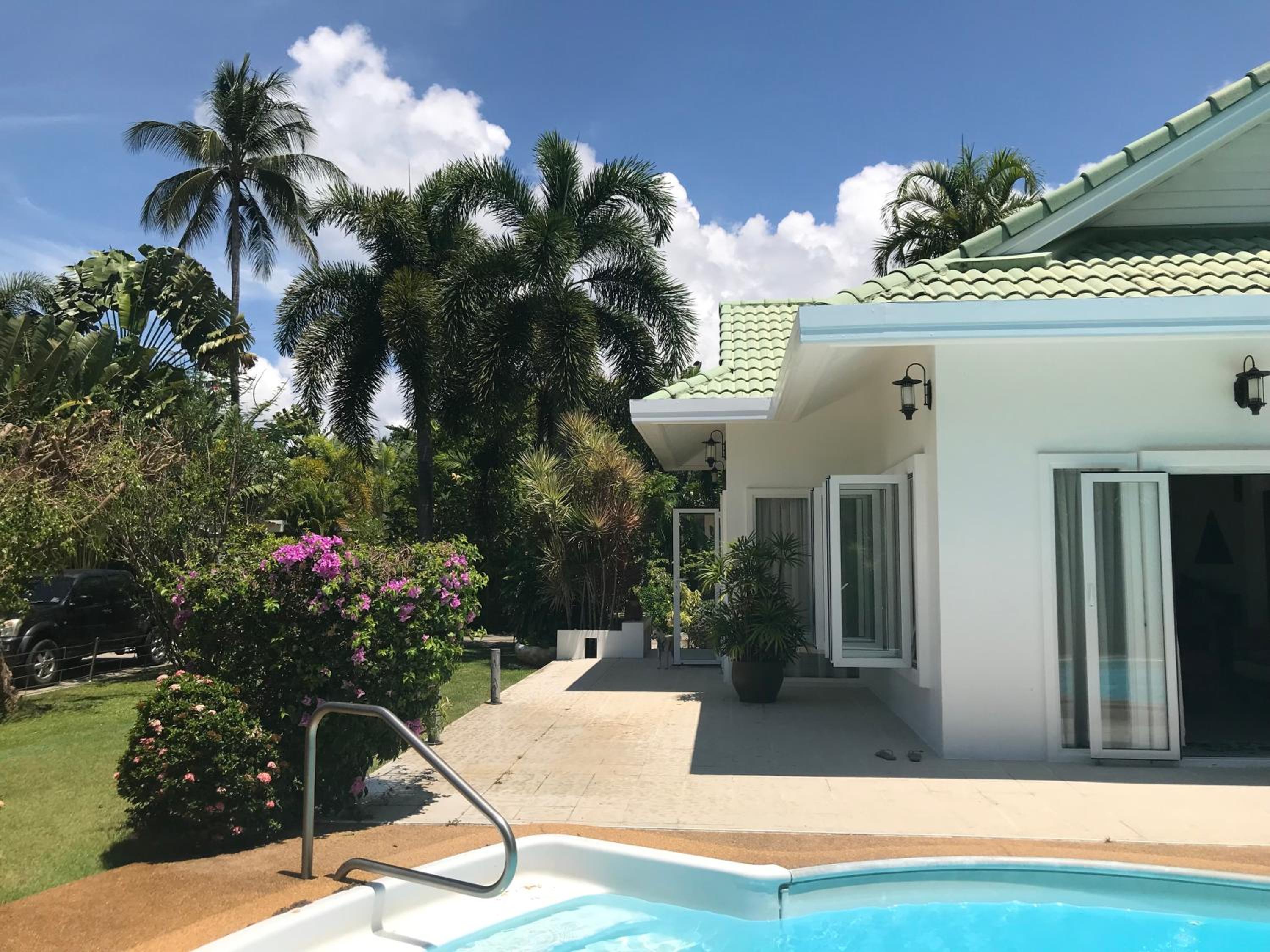 White House Near The Beach