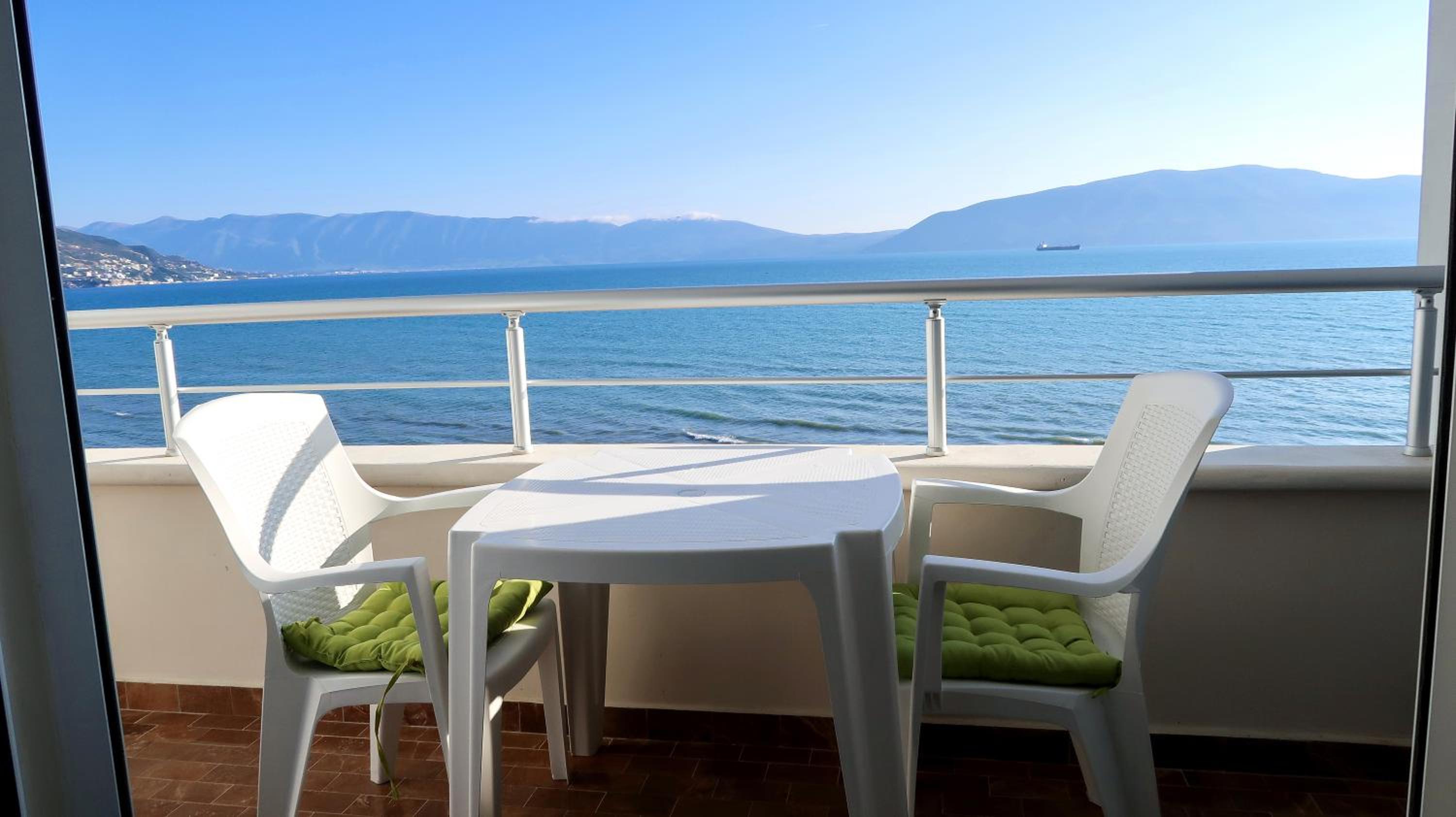 On the Beach (literally) stylish apartment with free P