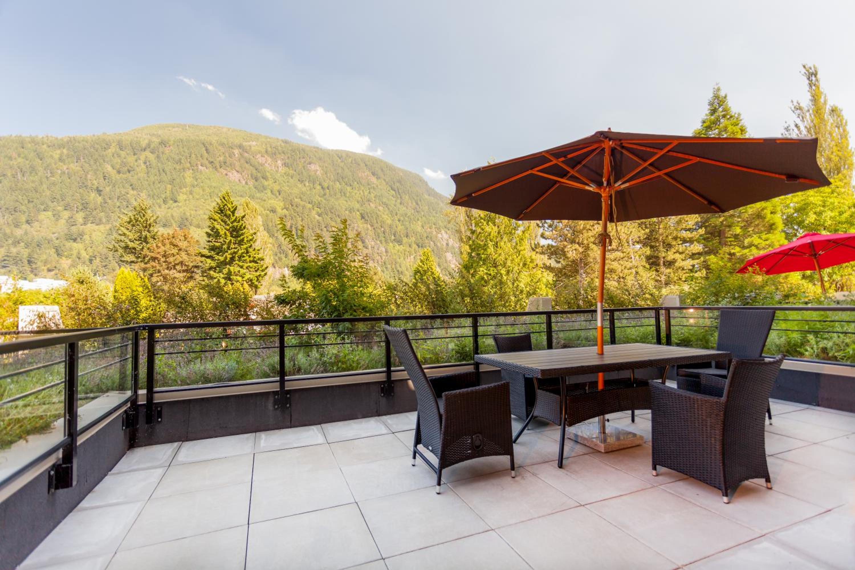 Harrison Lake View Suites