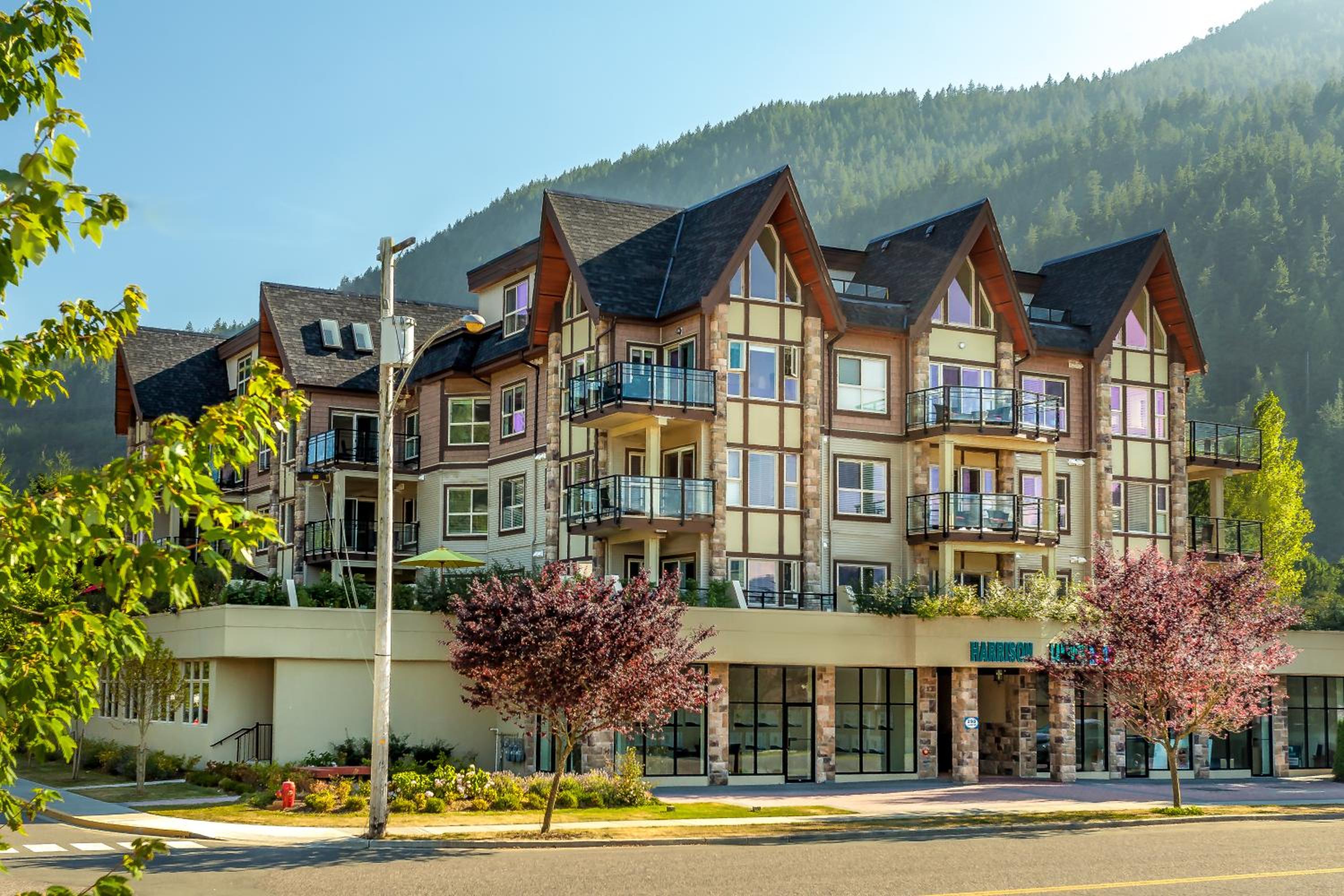 Harrison Lake View Suites - Image 1