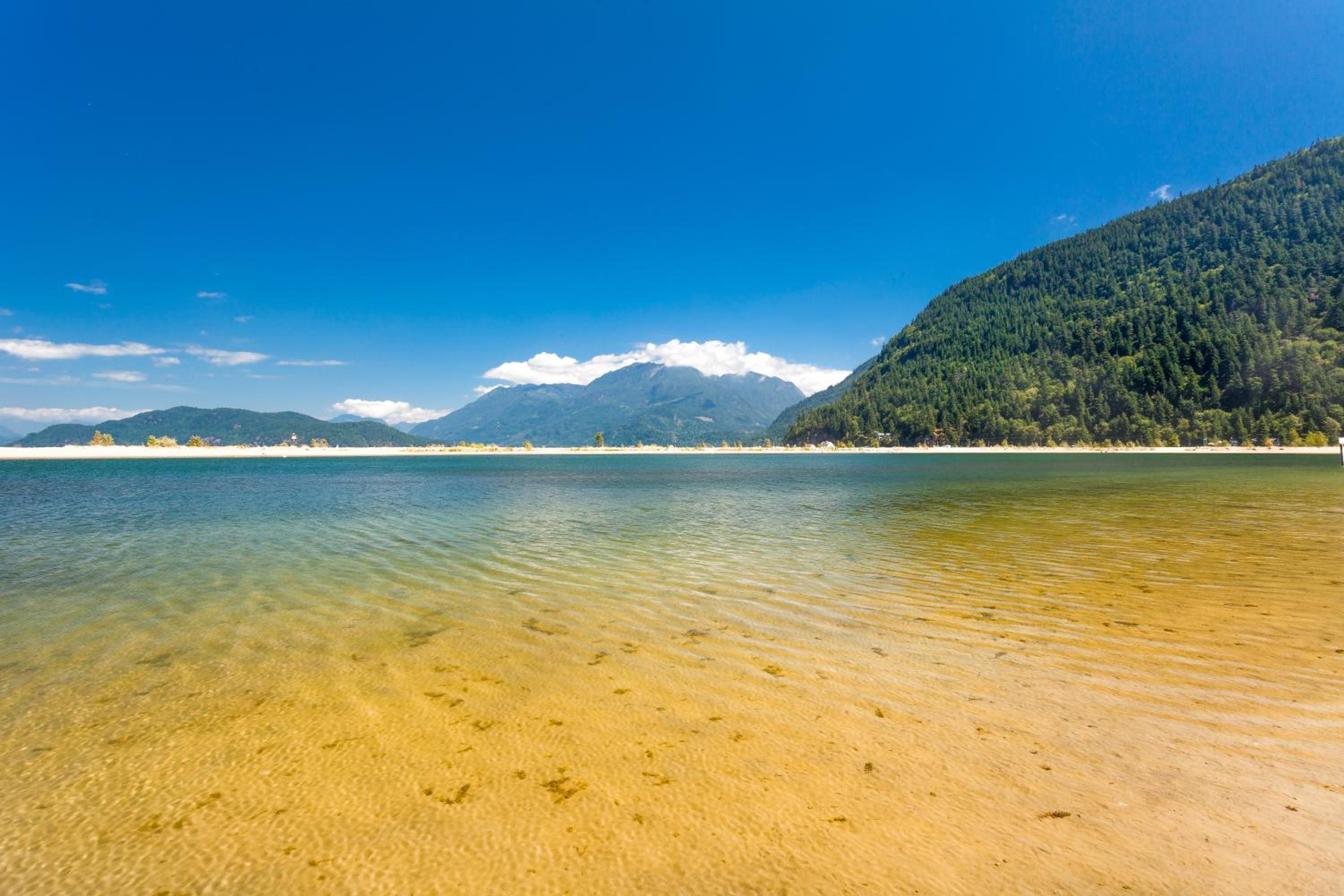 Harrison Lake View Suites