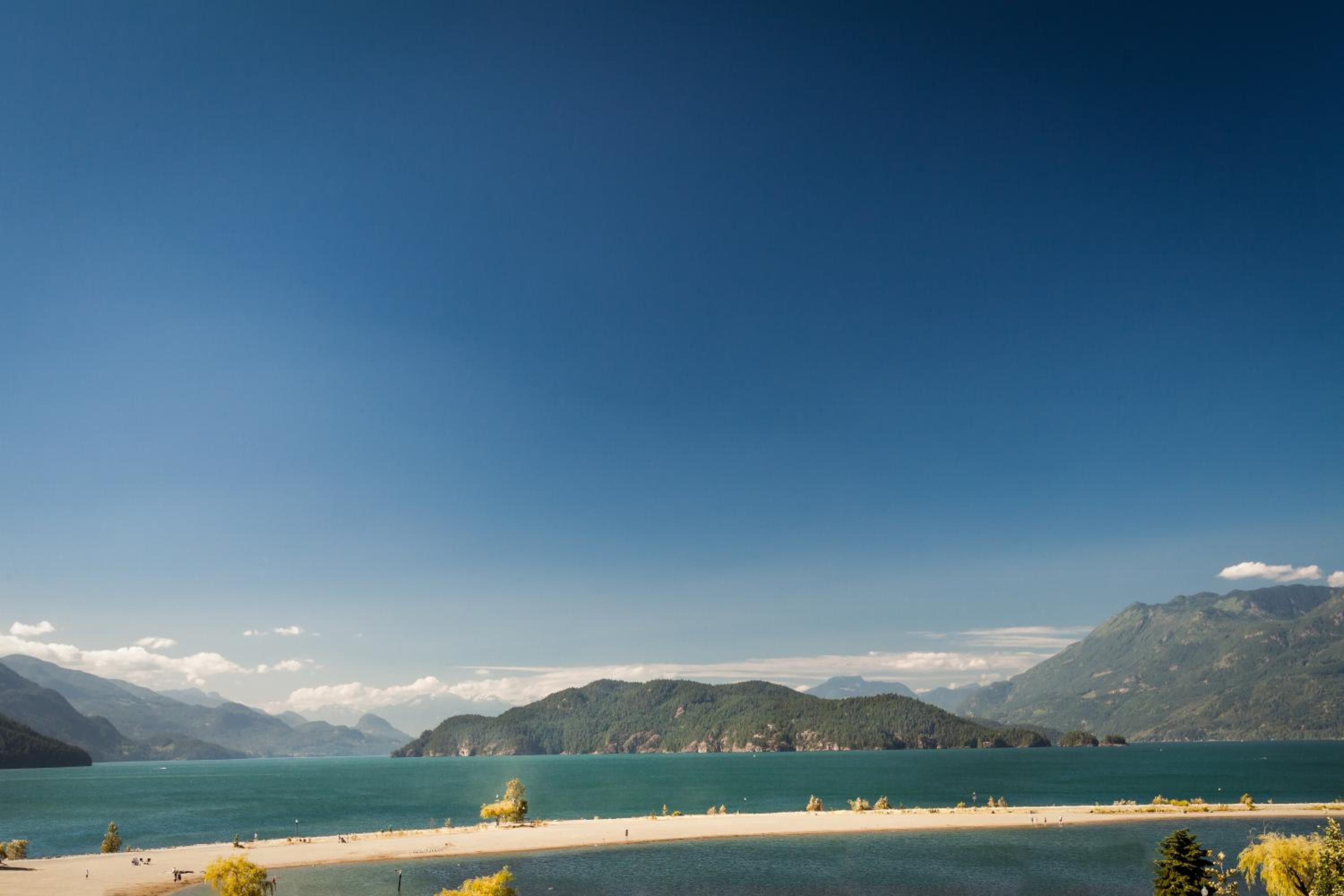 Harrison Lake View Suites