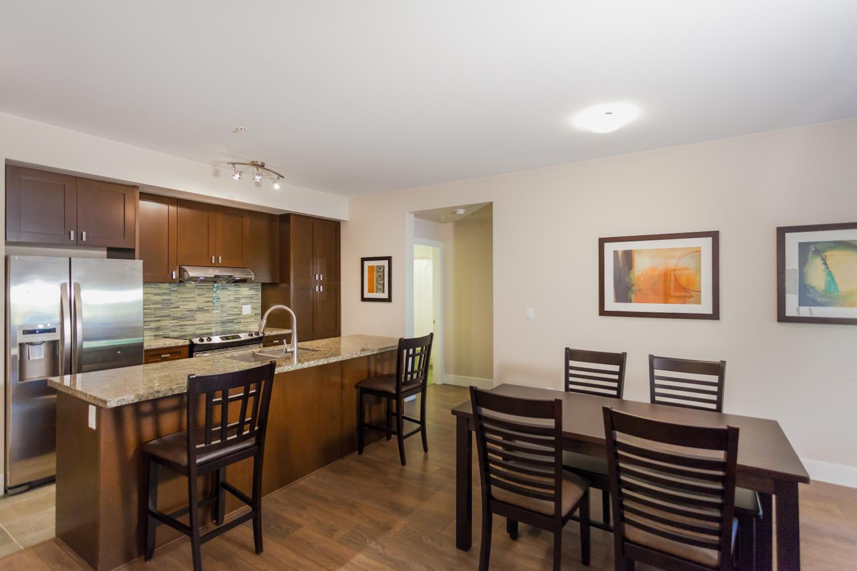 Harrison Lake View Suites