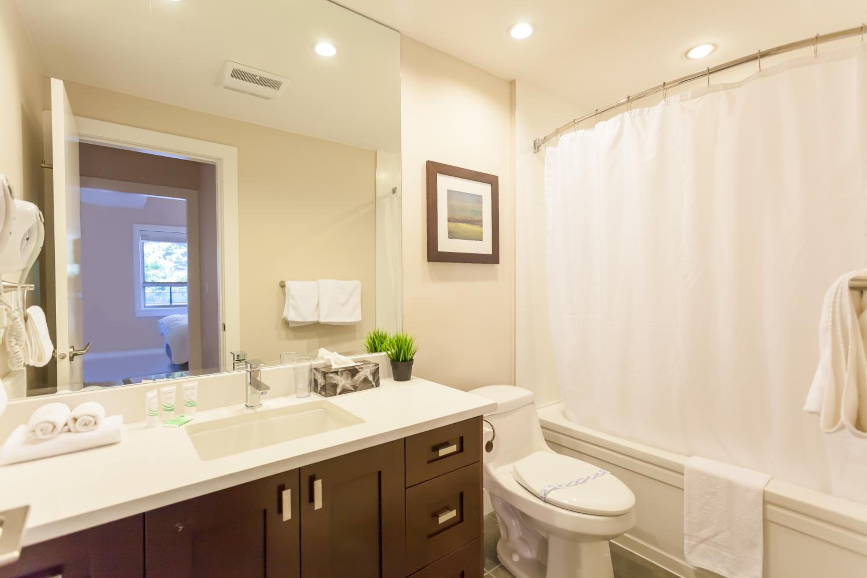 Harrison Lake View Suites