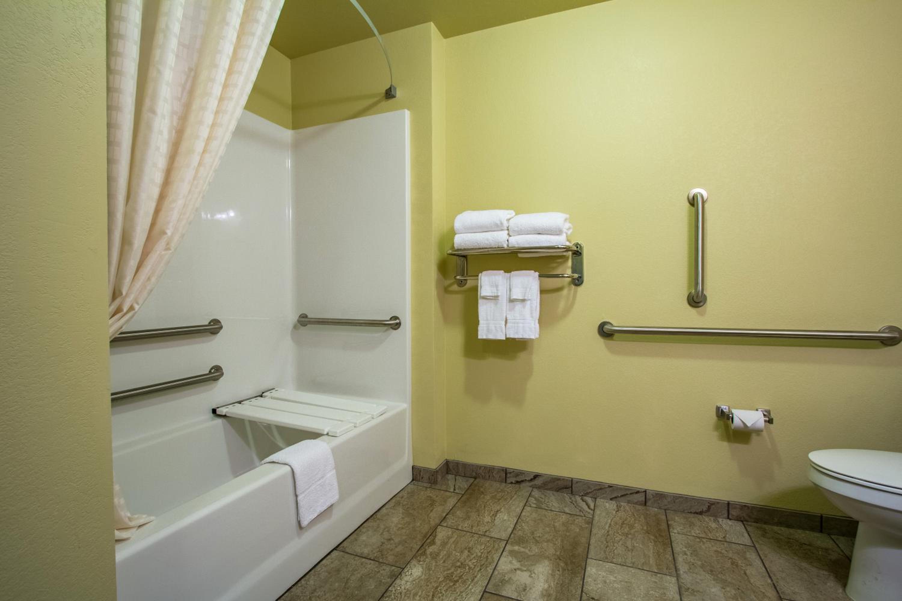 Cobblestone Hotel  Suites - Orrville - Property Image 10