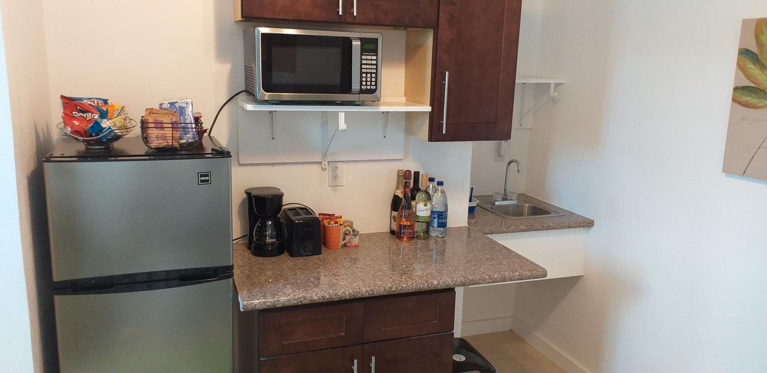 BELL At The Airport Suites Adults Only - Free Airport Transportation
