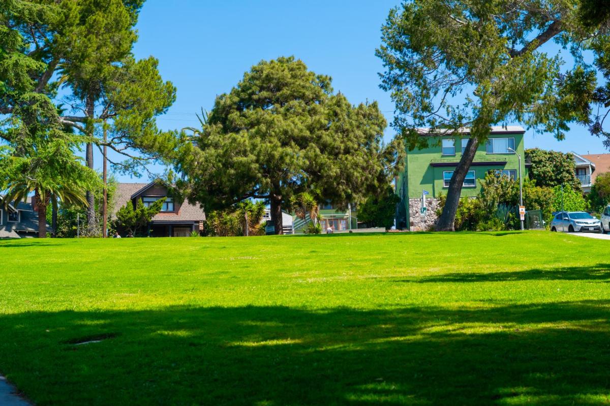 Charming 2BR Casita in Front of Park