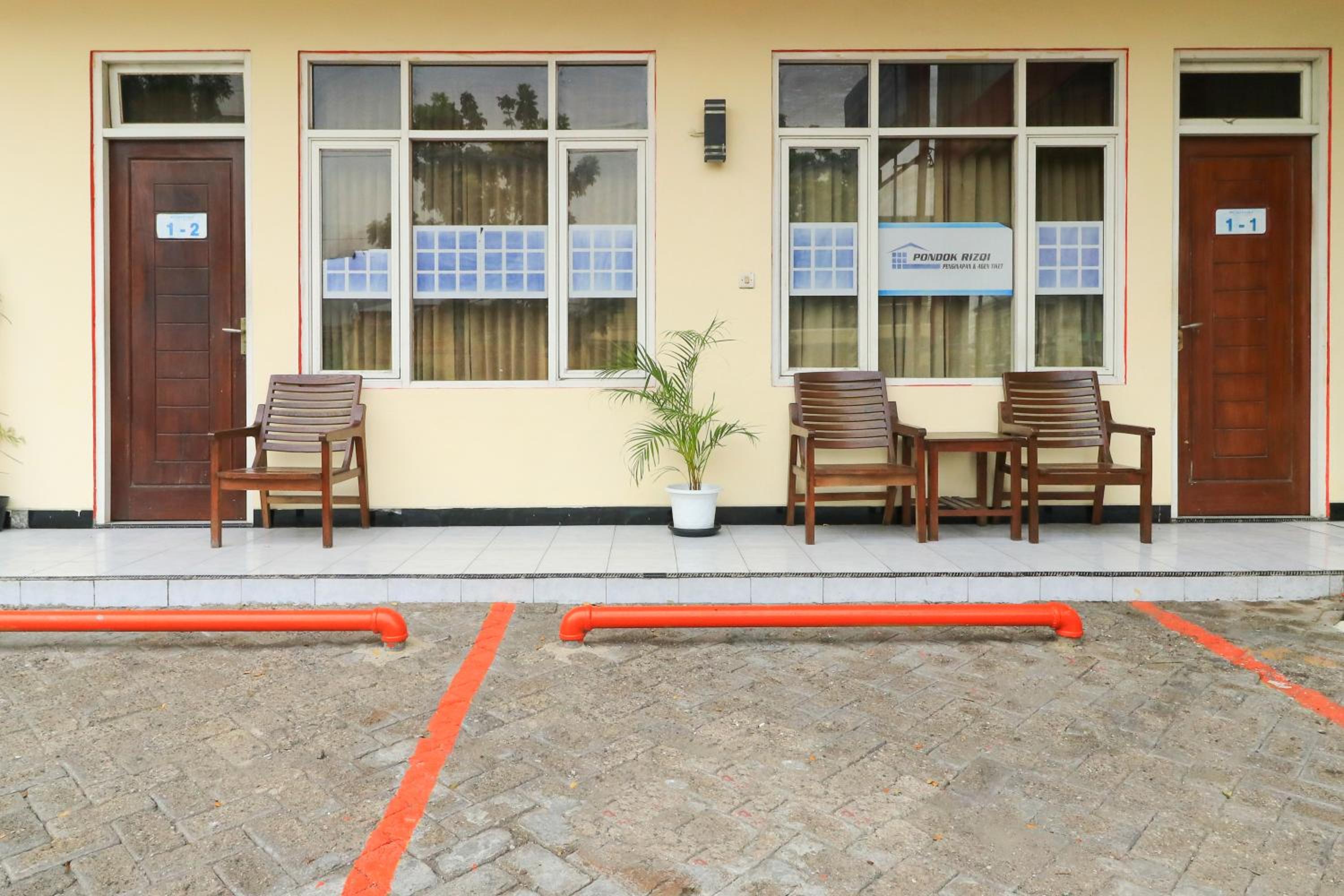 RedDoorz Syariah near T1 Juanda Airport 2