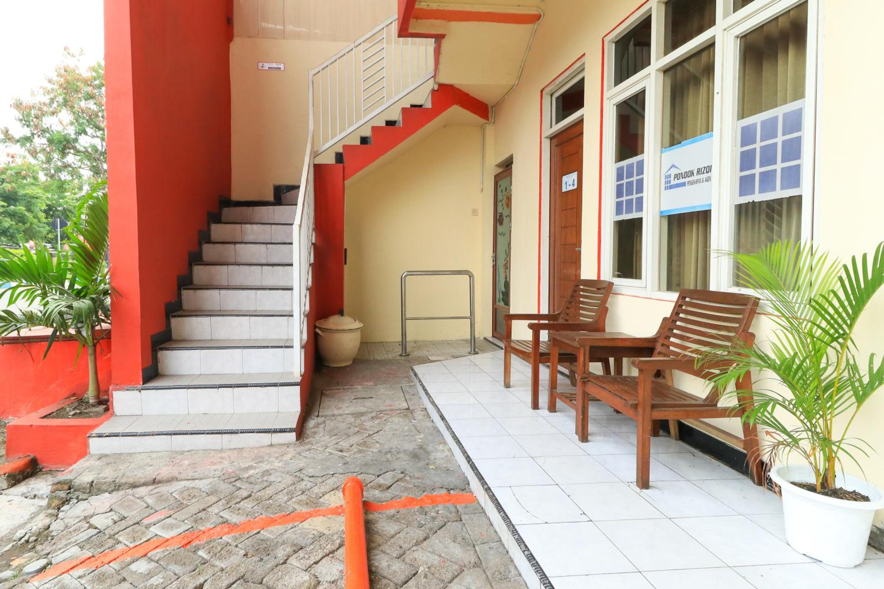 RedDoorz Syariah near T1 Juanda Airport 2