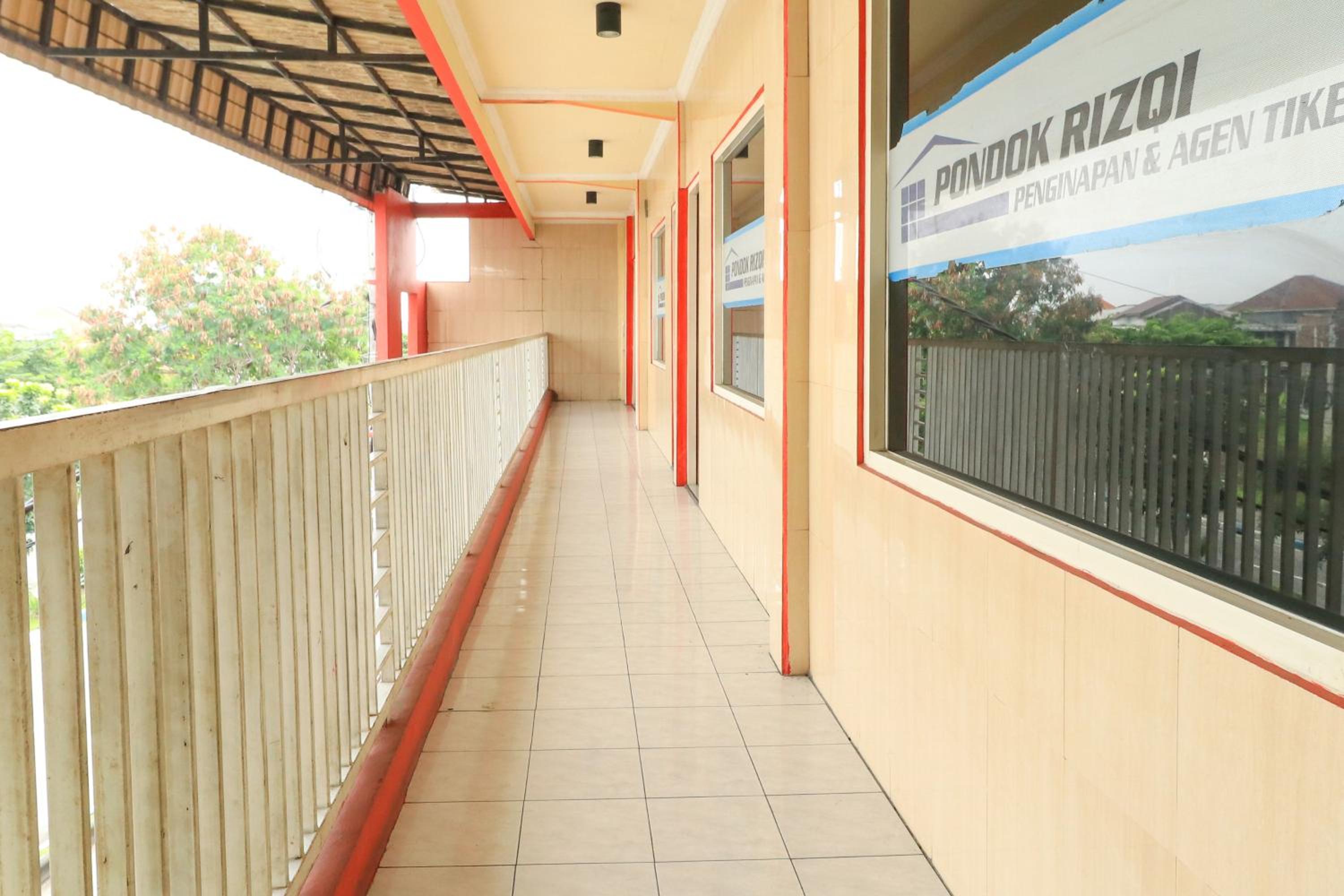 RedDoorz Syariah near T1 Juanda Airport 2