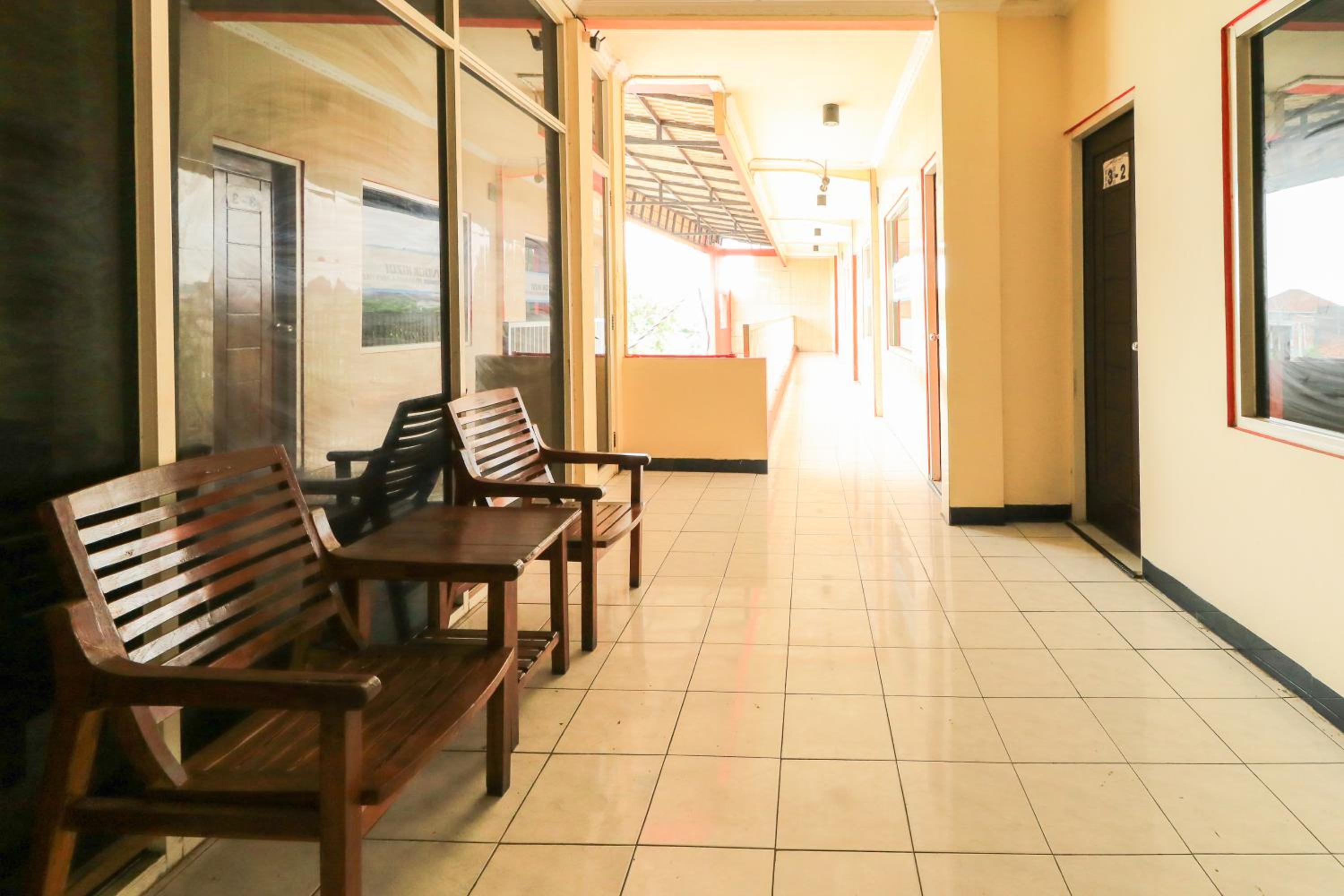 RedDoorz Syariah near T1 Juanda Airport 2