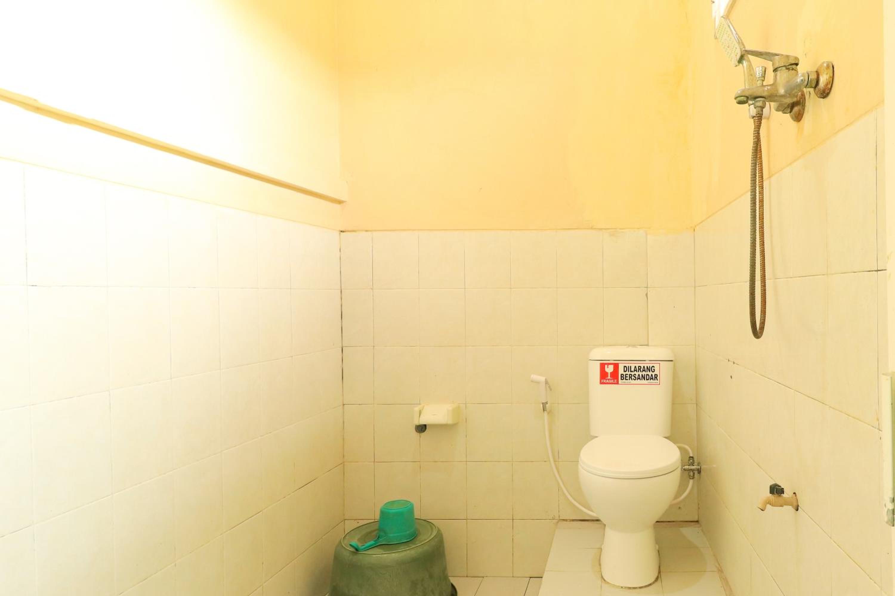 RedDoorz Syariah near T1 Juanda Airport 2