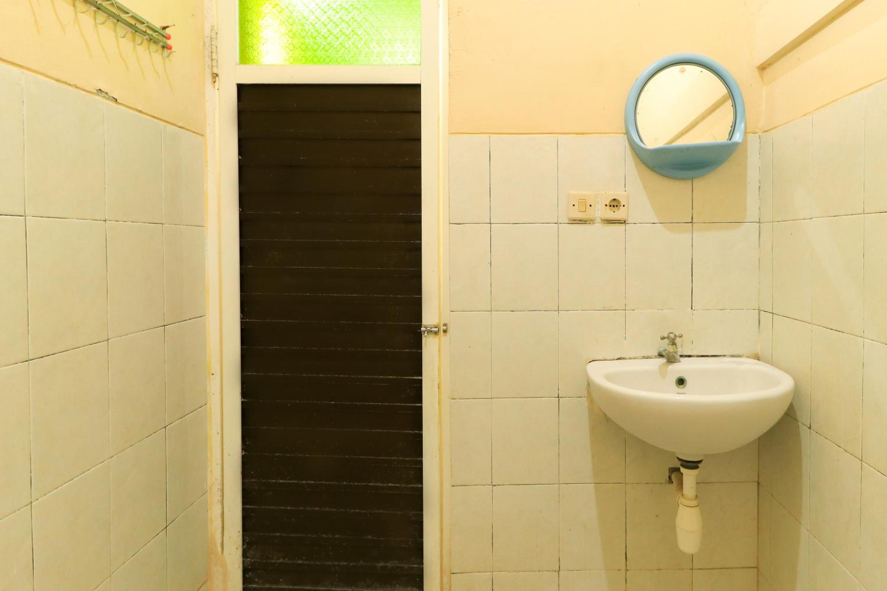 RedDoorz Syariah near T1 Juanda Airport 2