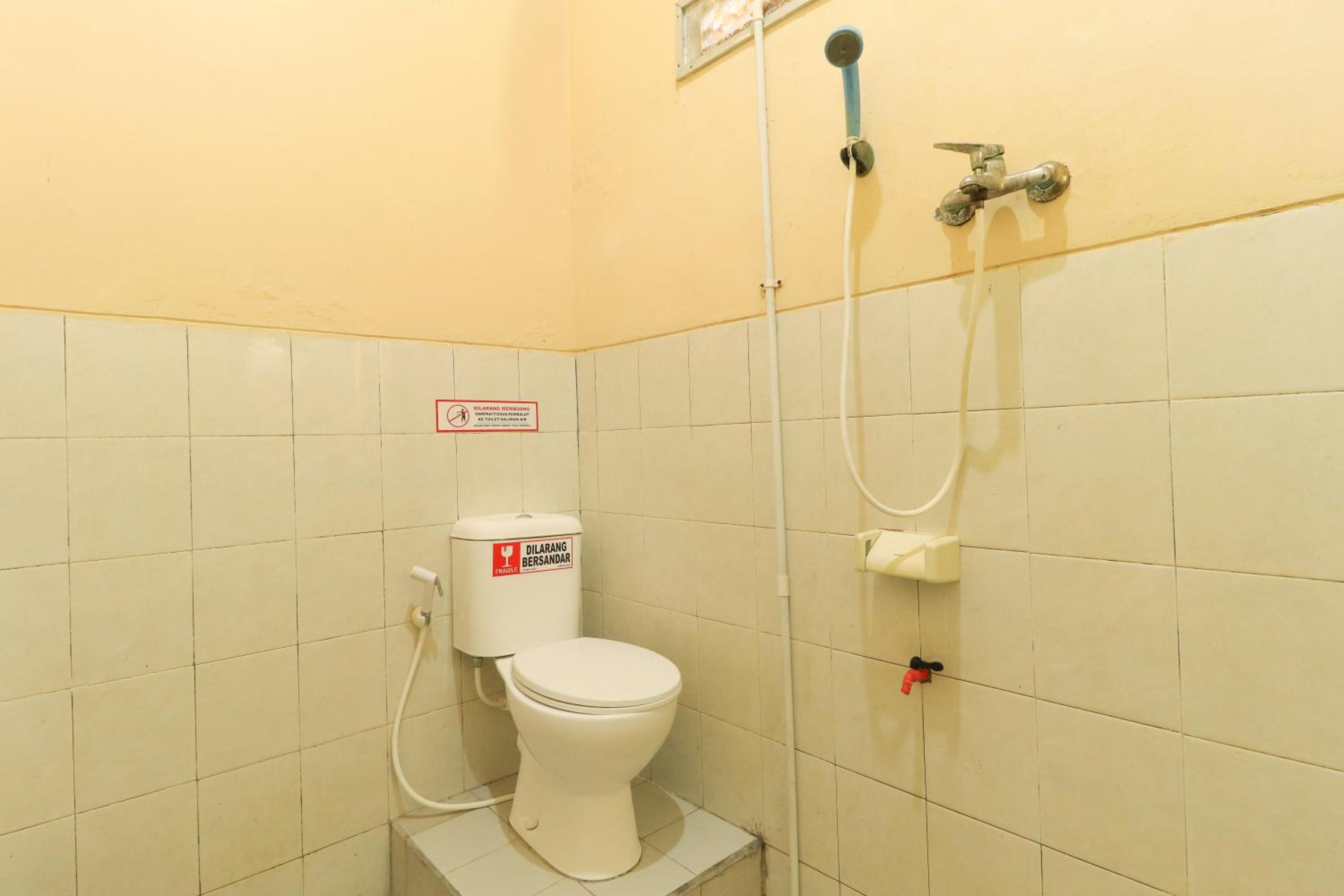 RedDoorz Syariah near T1 Juanda Airport 2