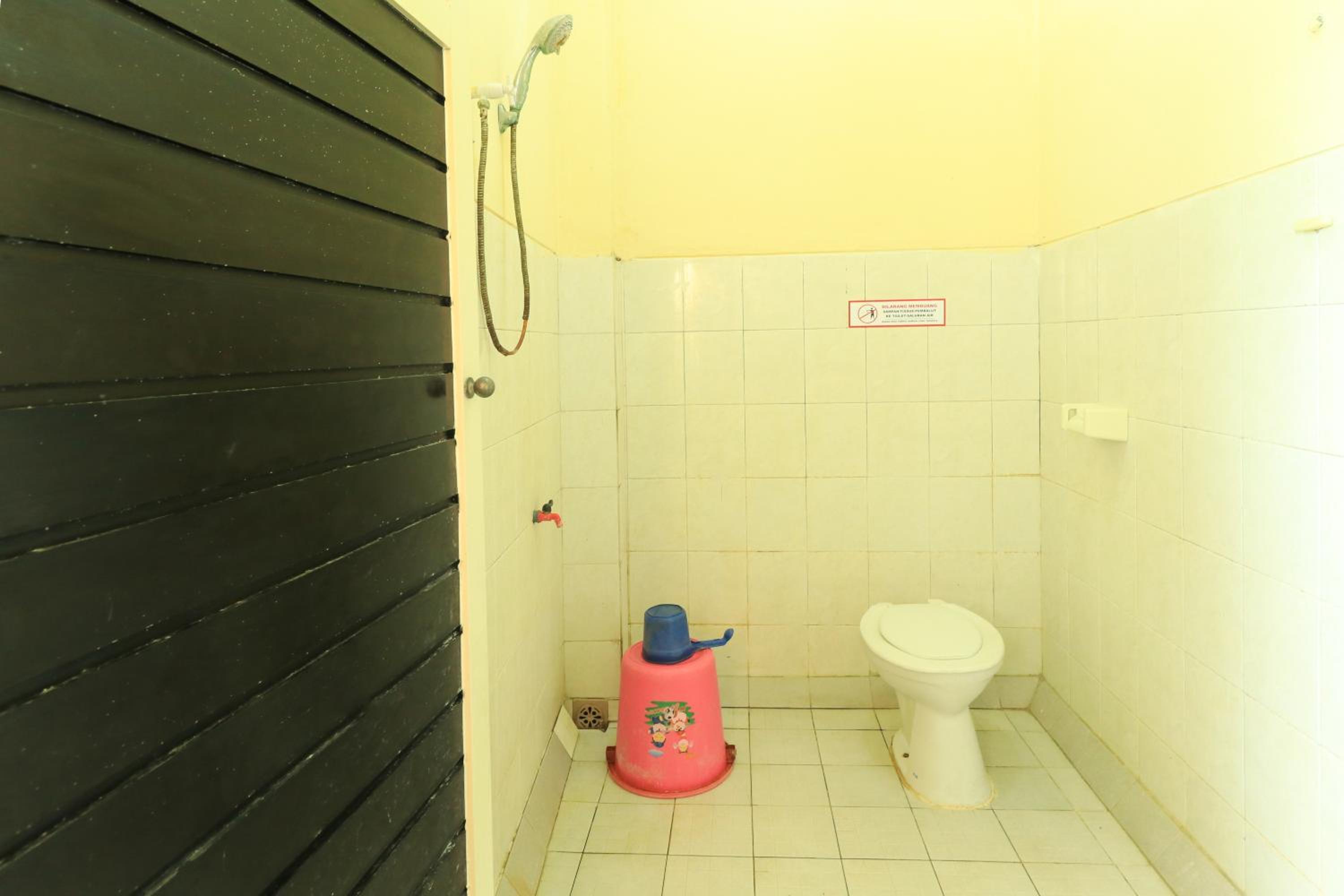 RedDoorz Syariah near T1 Juanda Airport 2