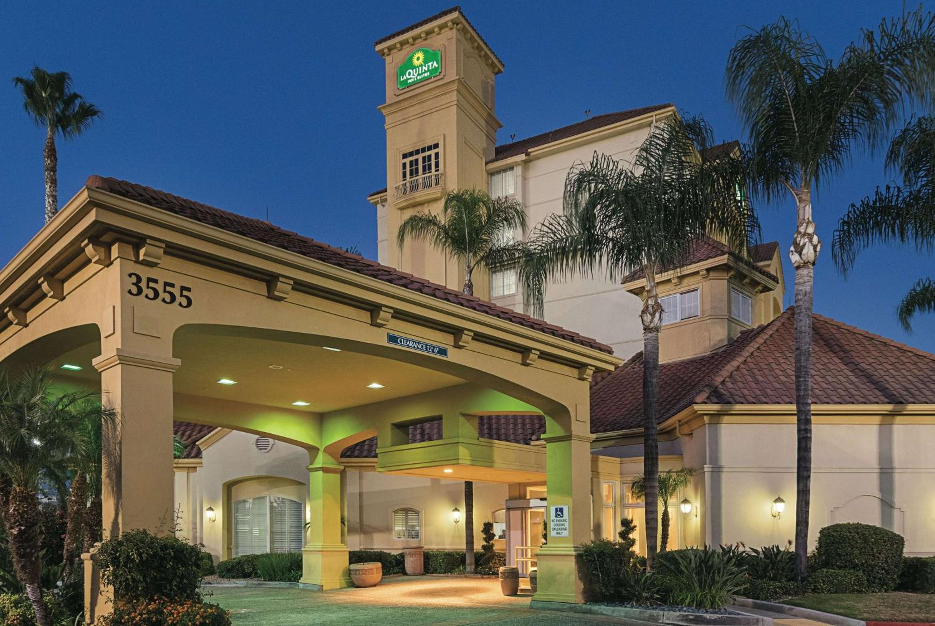 Hotel La Quinta Inn & Suites by Wyndham Ontario Airport - Image 1