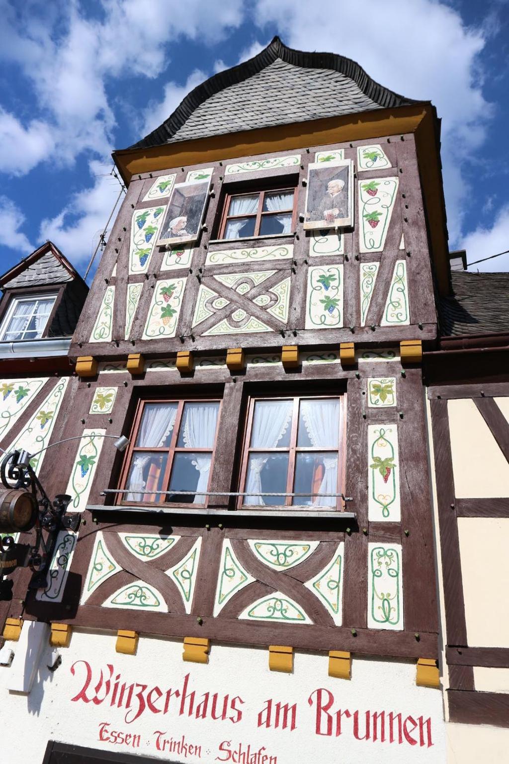 Winzerhäuschen am Brunnen