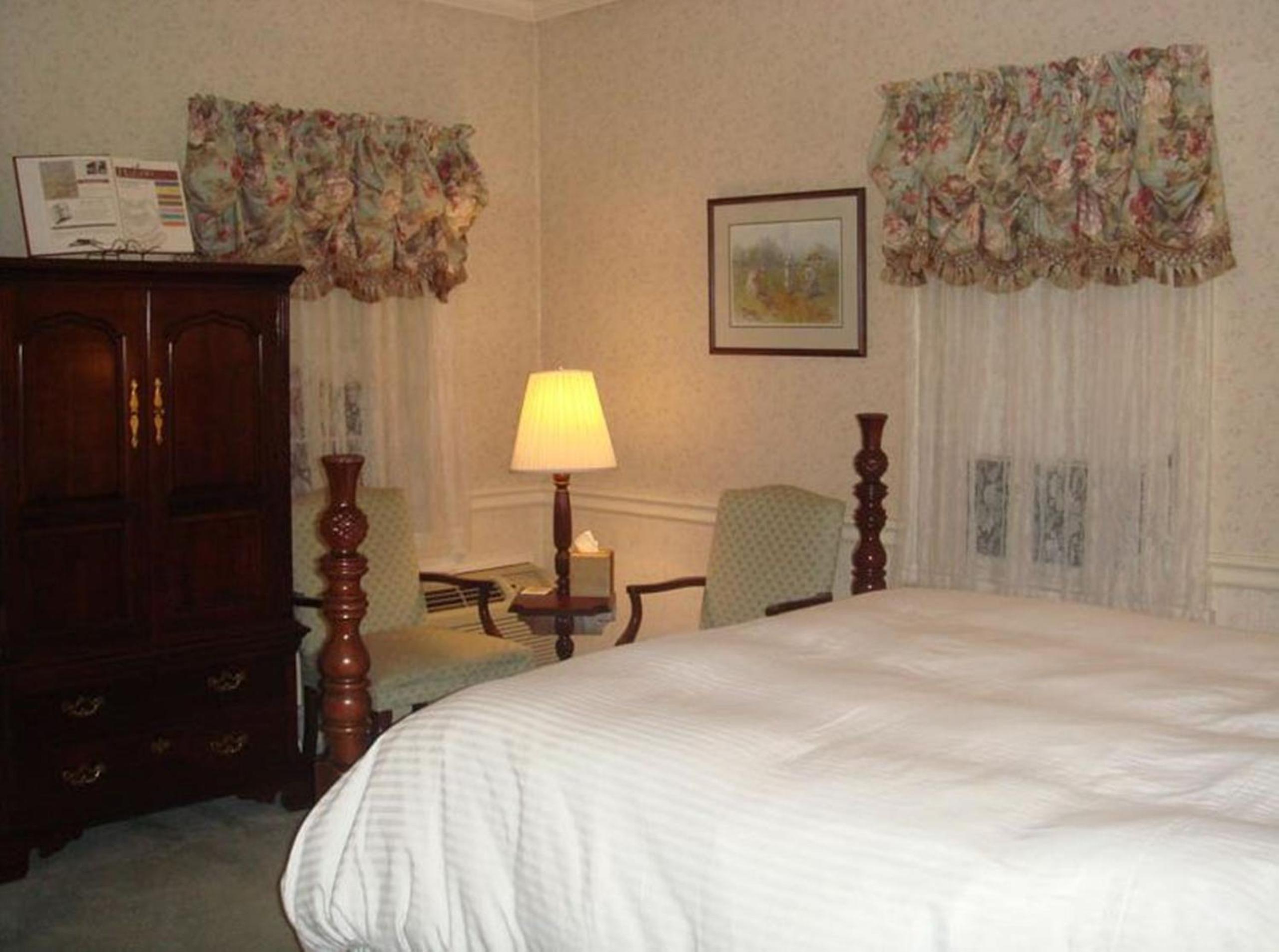 Bird-in-Hand Village Inn & Suites