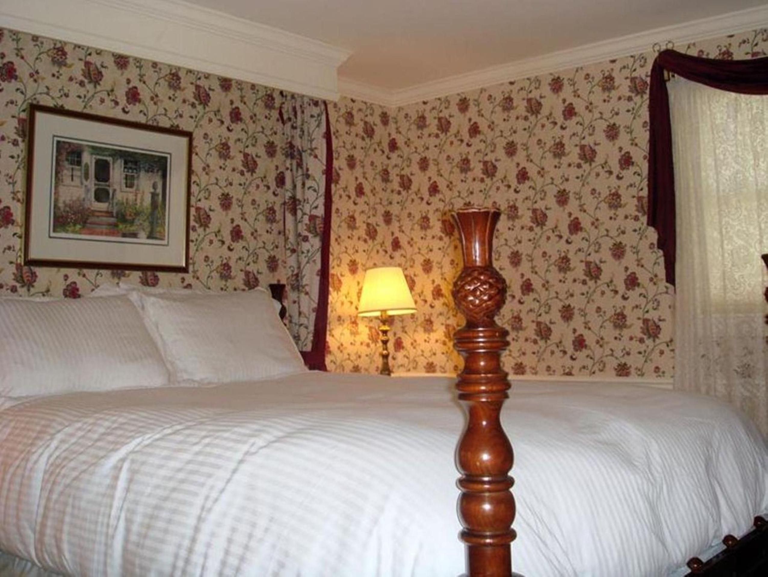 Bird-in-Hand Village Inn & Suites