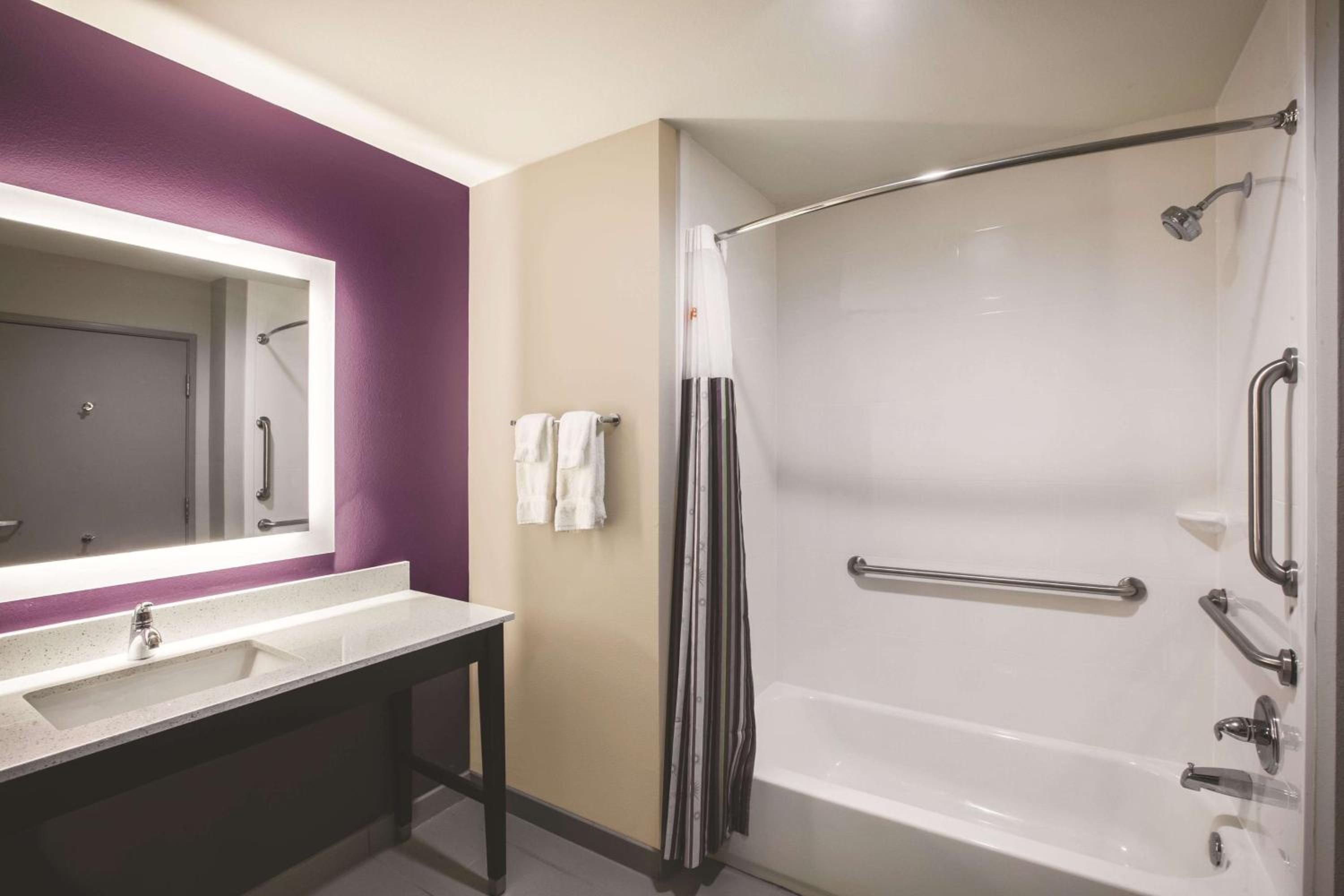 La Quinta by Wyndham Dallas Northeast-Arboretum - Property Image 3