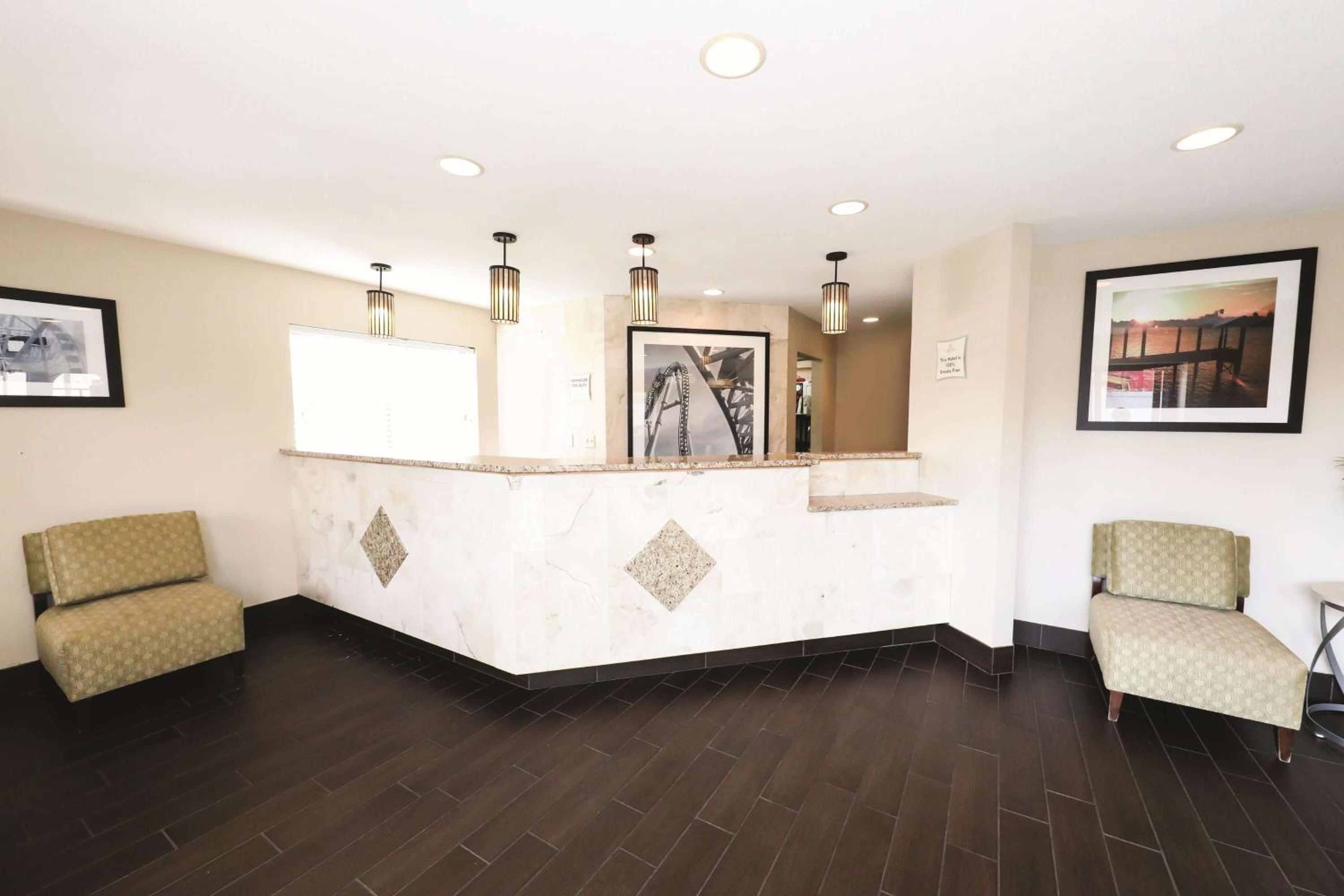 Hotel La Quinta Inn by Wyndham Sandusky near Cedar Point - Image 1