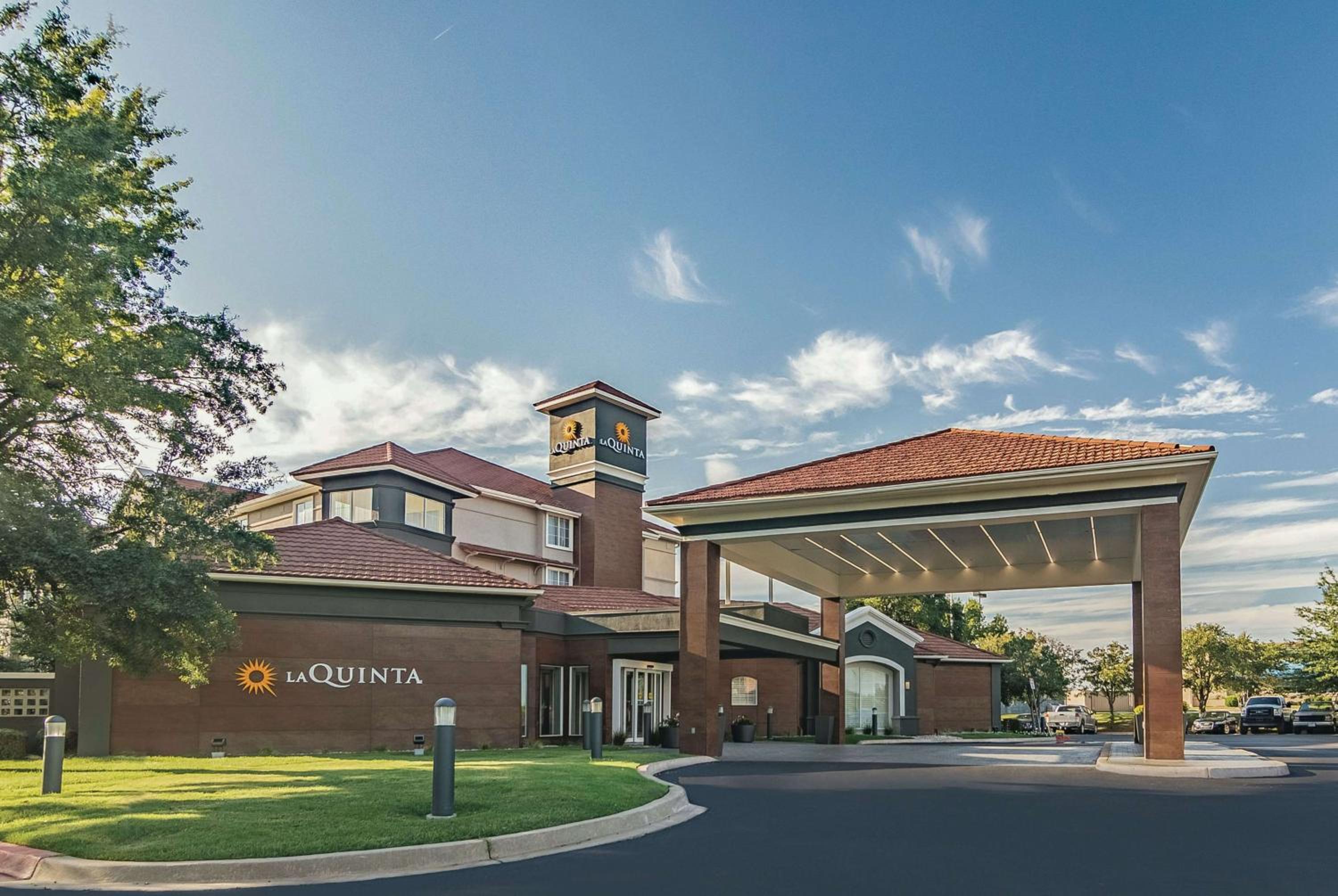 Hotel La Quinta by Wyndham Alexandria Airport - Image 1