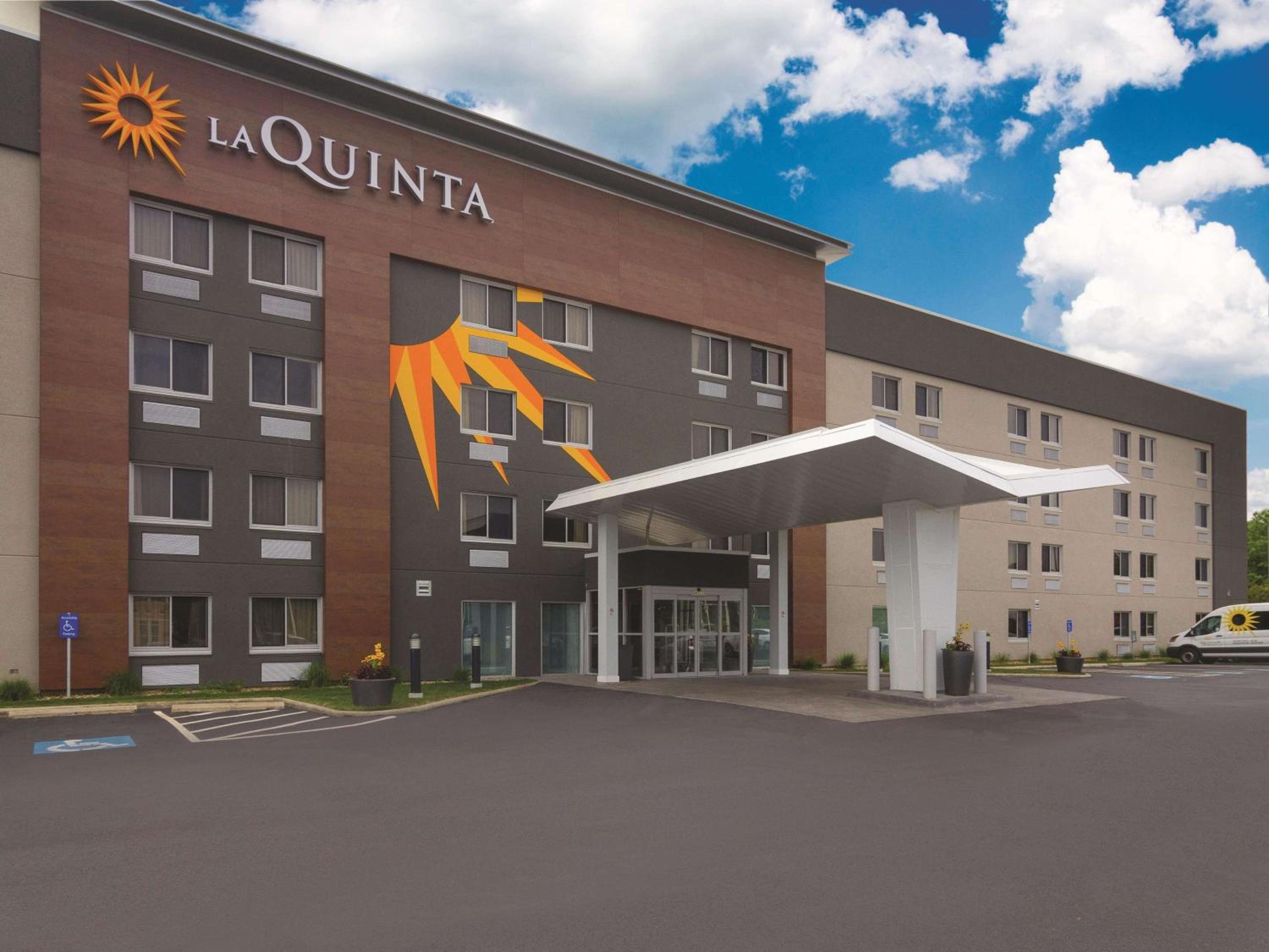 Hotel La Quinta by Wyndham Cleveland - Airport North - Image 1