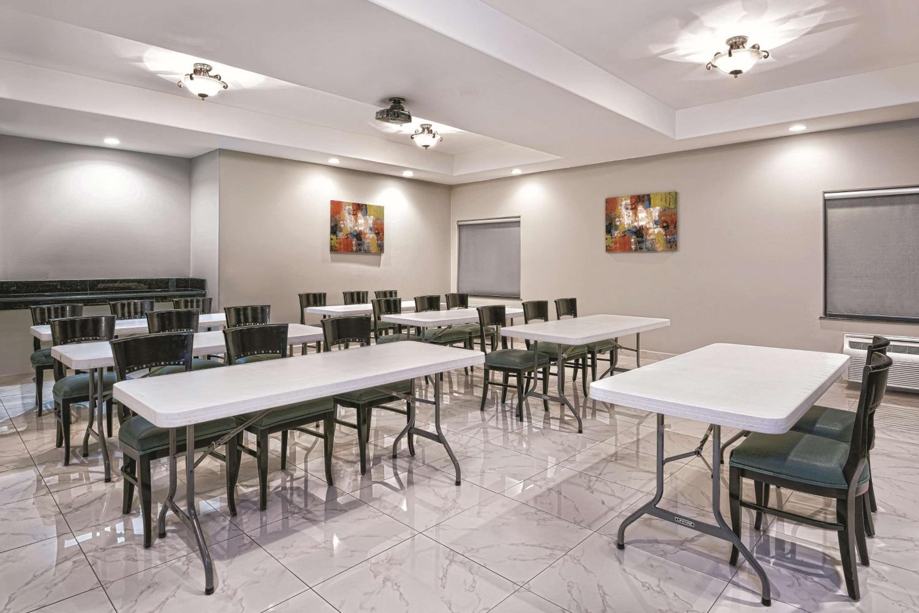 La Quinta Inn  Suites by Wyndham Mercedes Outlet Mall - Property Image 10