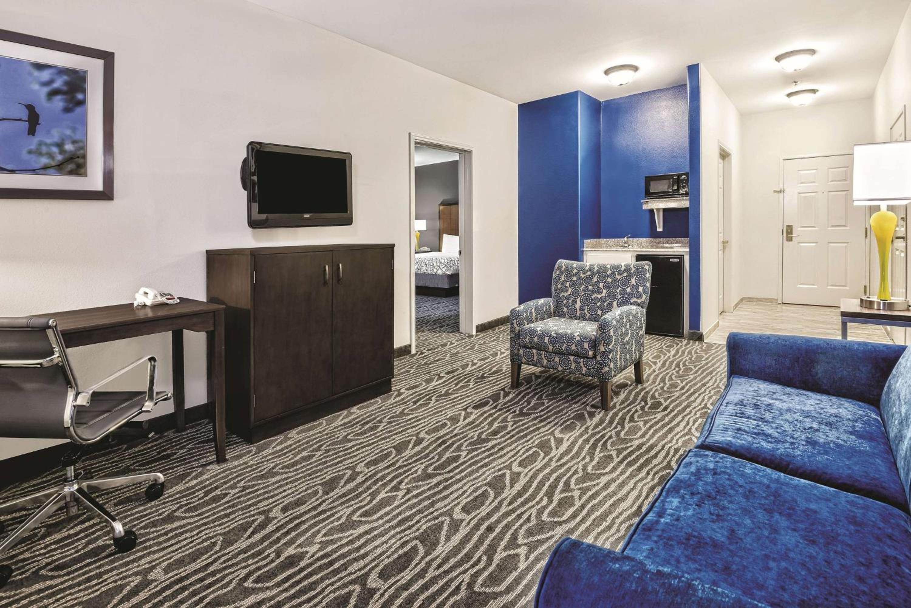 La Quinta Inn  Suites by Wyndham Mercedes Outlet Mall - Property Image 6