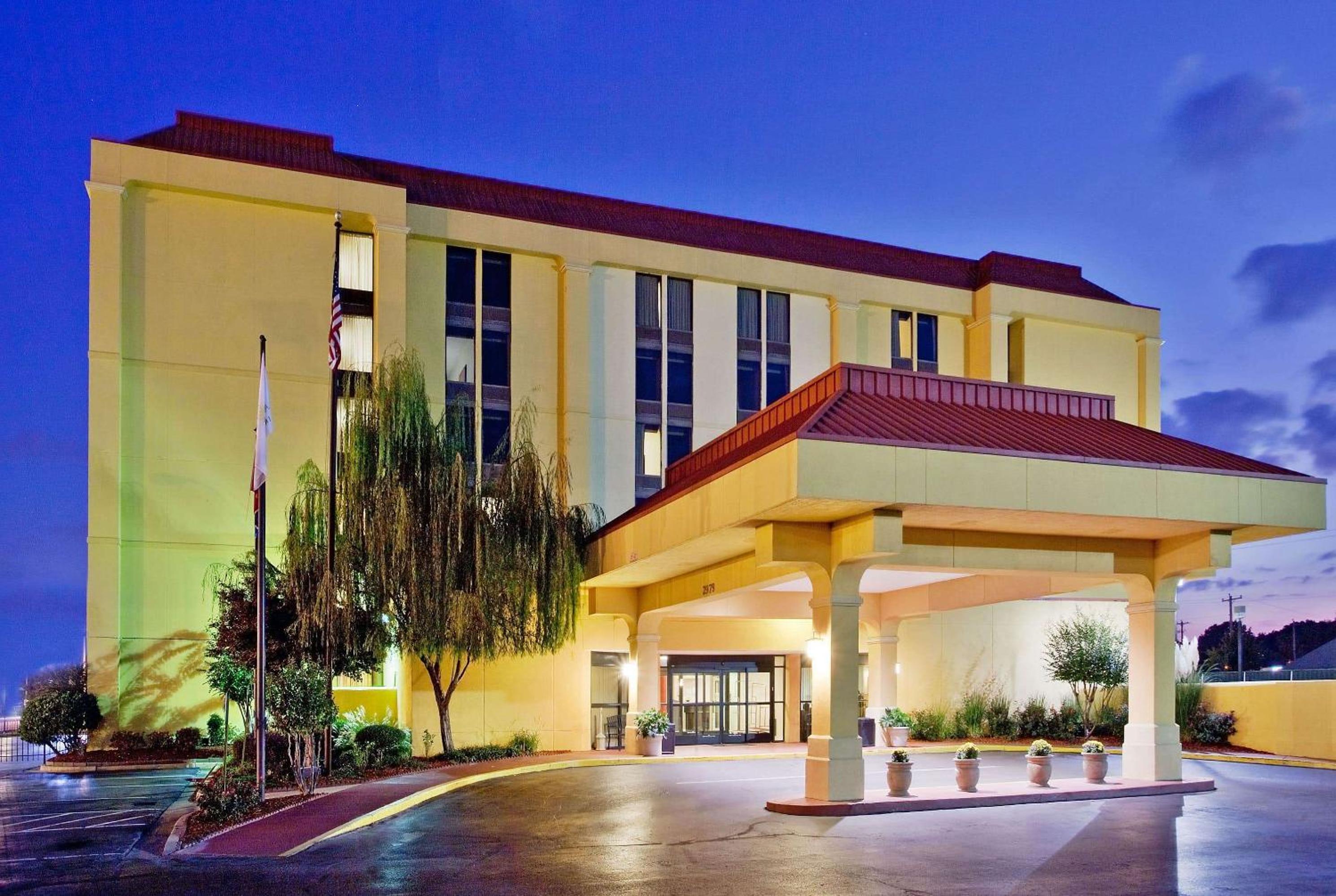 Hotel La Quinta by Wyndham Memphis Airport Graceland - Image 1