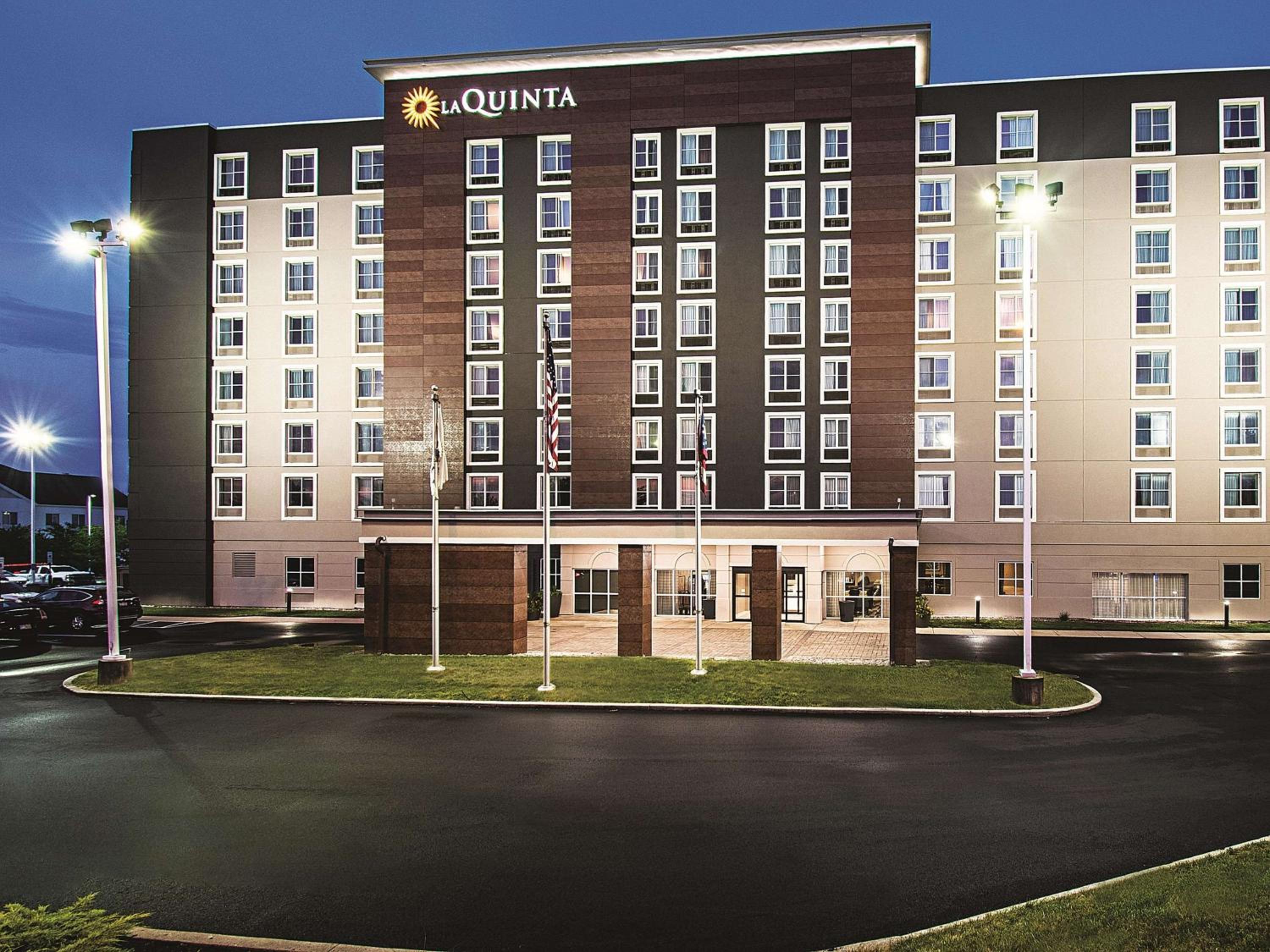 Hotel La Quinta by Wyndham Cincinnati Sharonville - Image 1