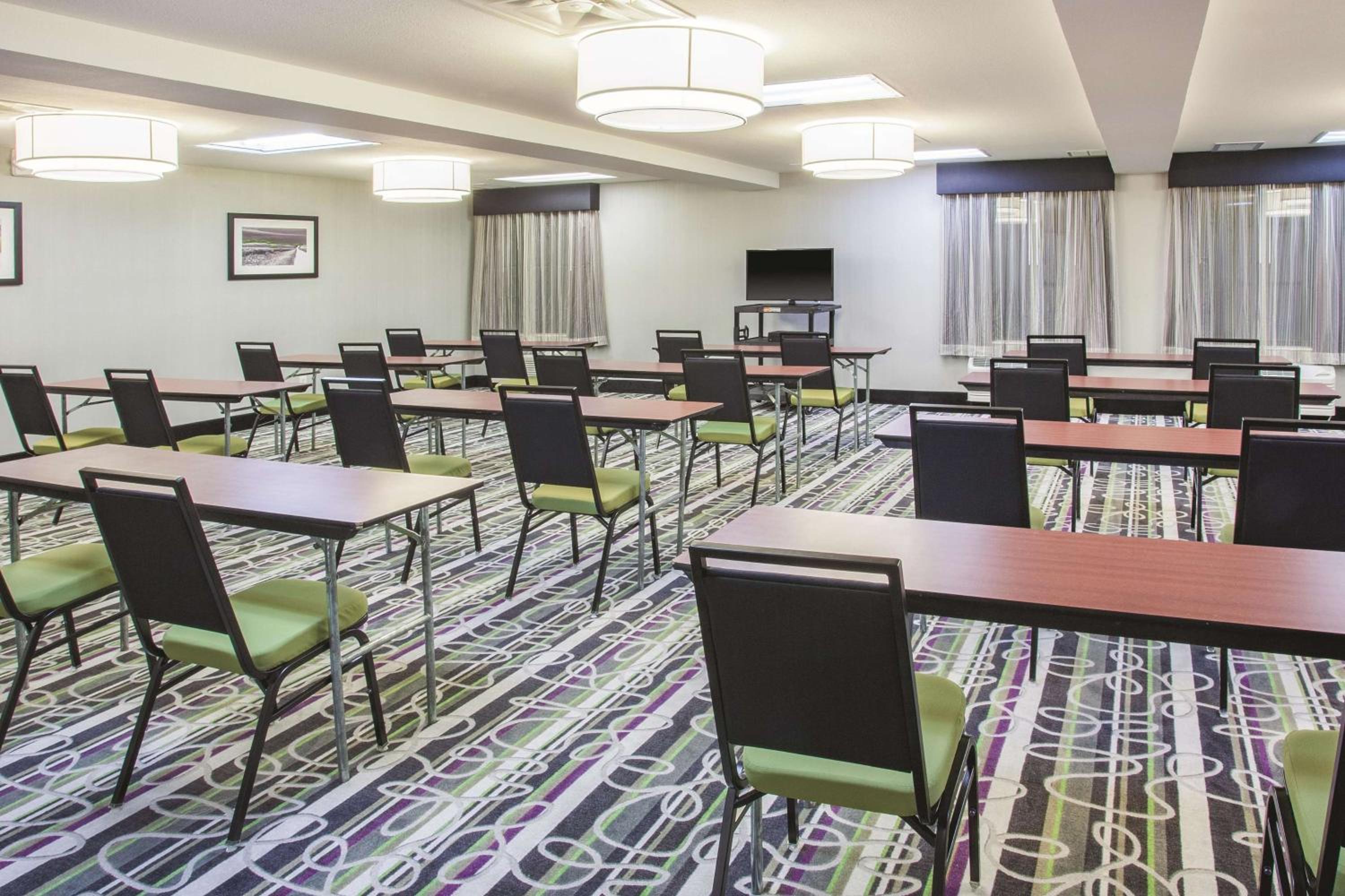 Hotel Fairfield by Marriott Inn & Suites Cedar Rapids North - Image 1