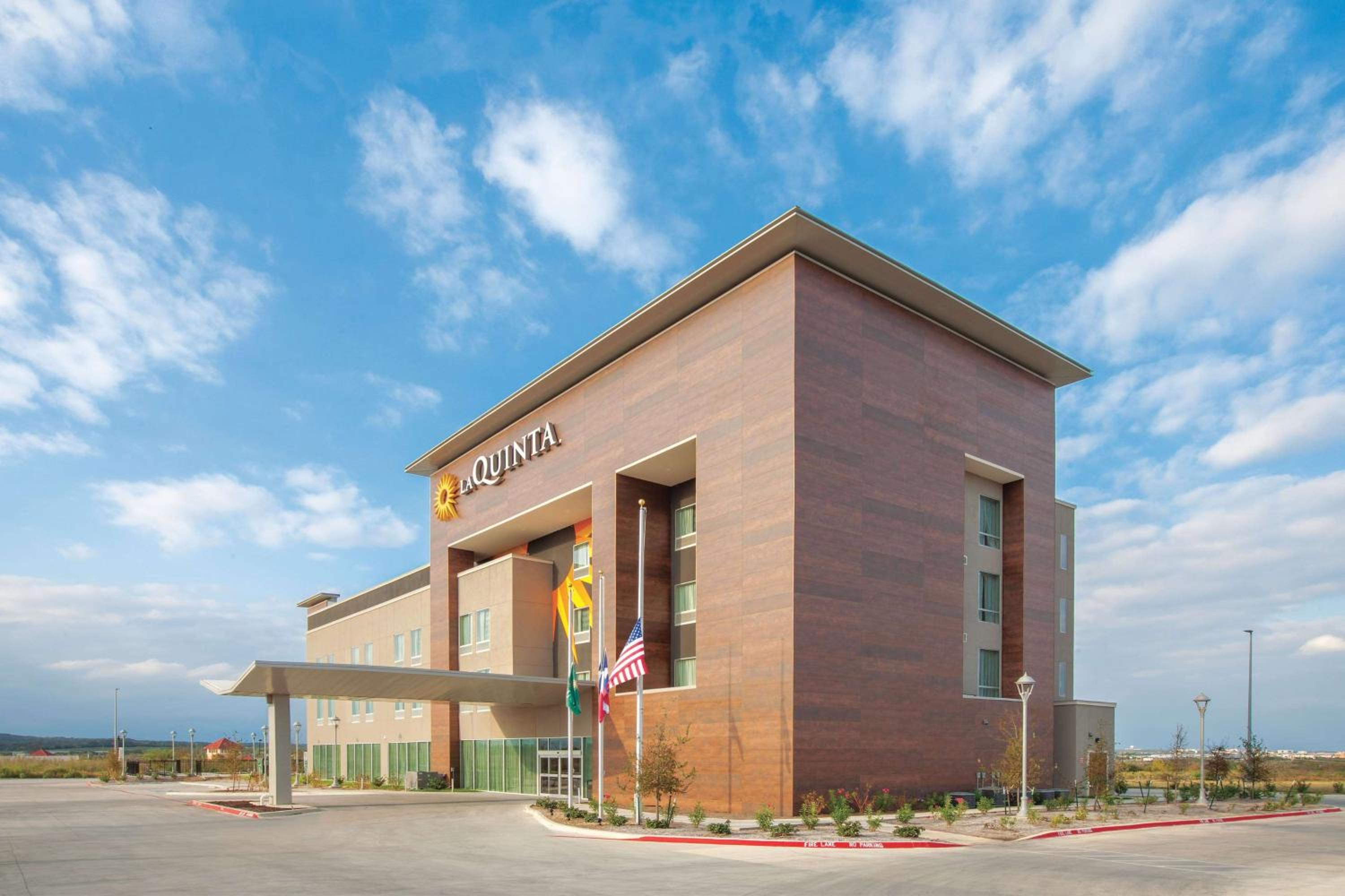 La Quinta by Wyndham San Marcos Outlet Mall - Property Image 1