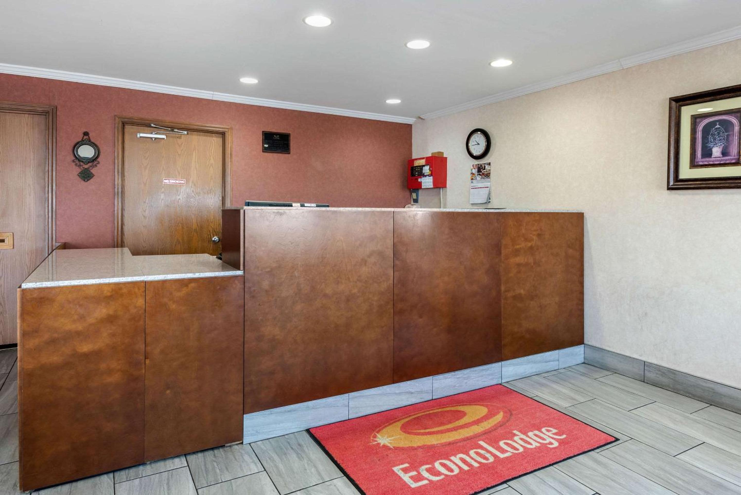 Econo Lodge Lexington Southeast view 5