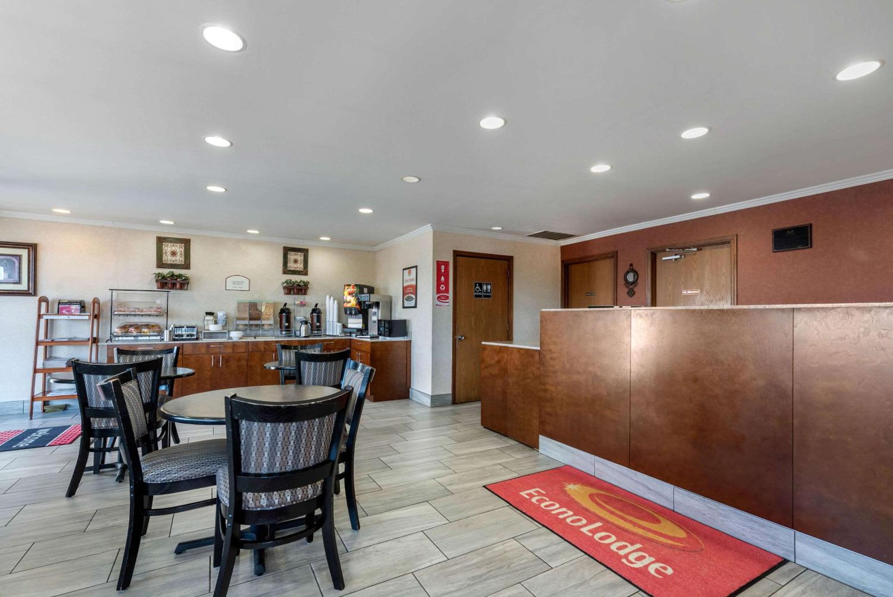 Econo Lodge Lexington Southeast view 4