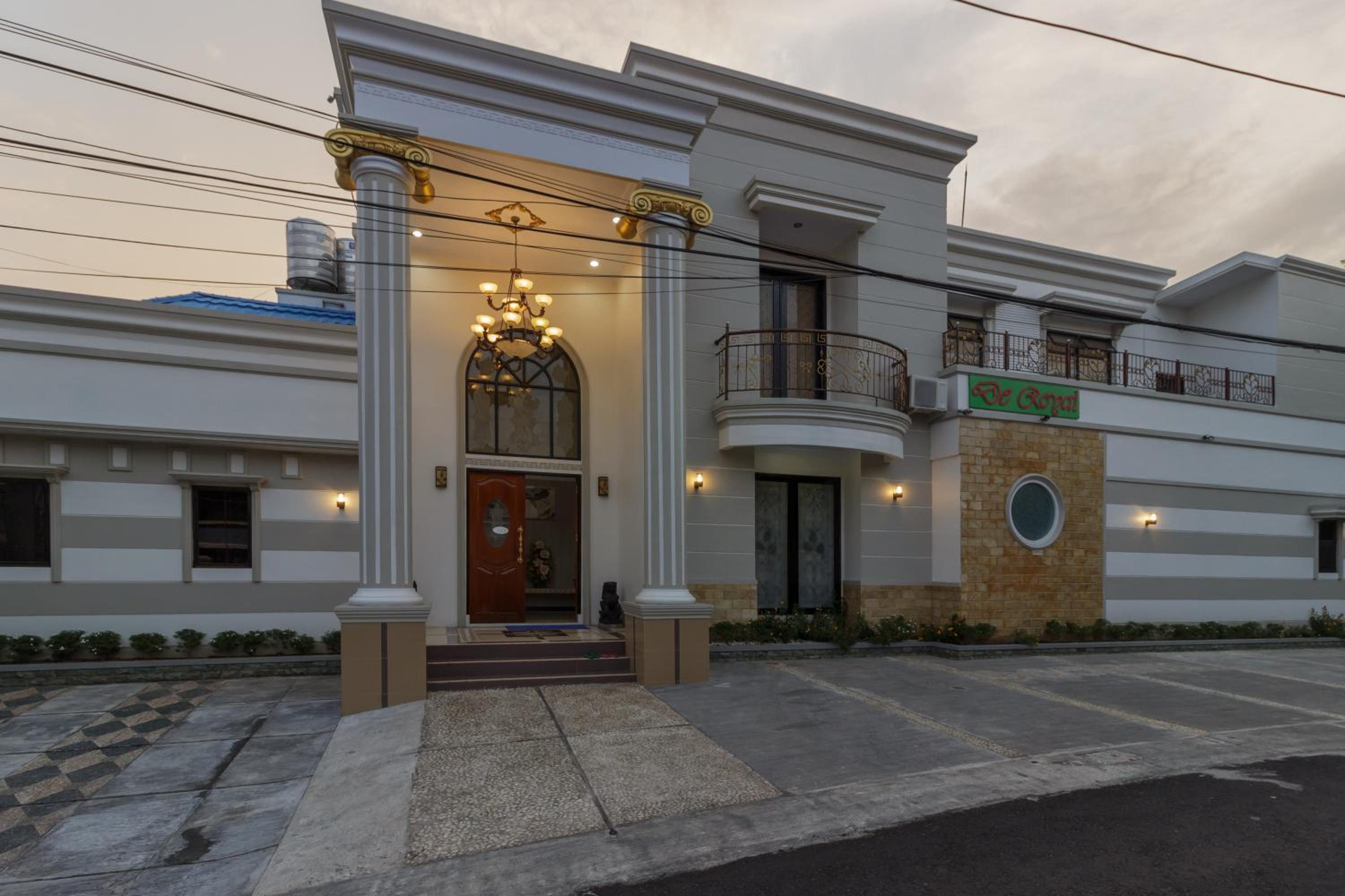 Hotel RedDoorz Plus near Pantai Malalayang Manado - Image 1