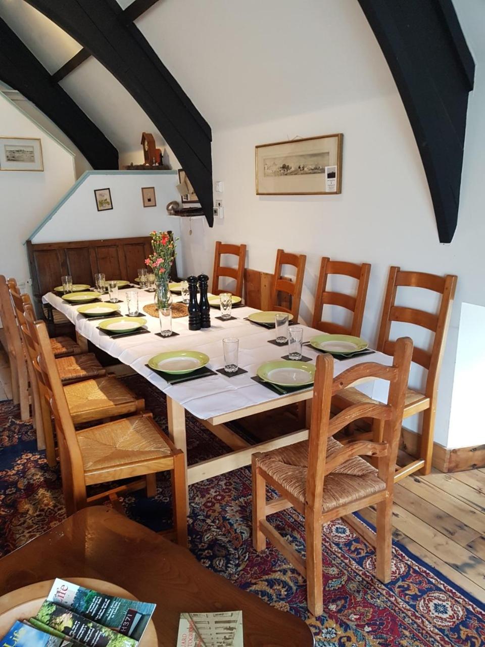 Hotel James John Hamilton House and backpacker hostel - Image 1