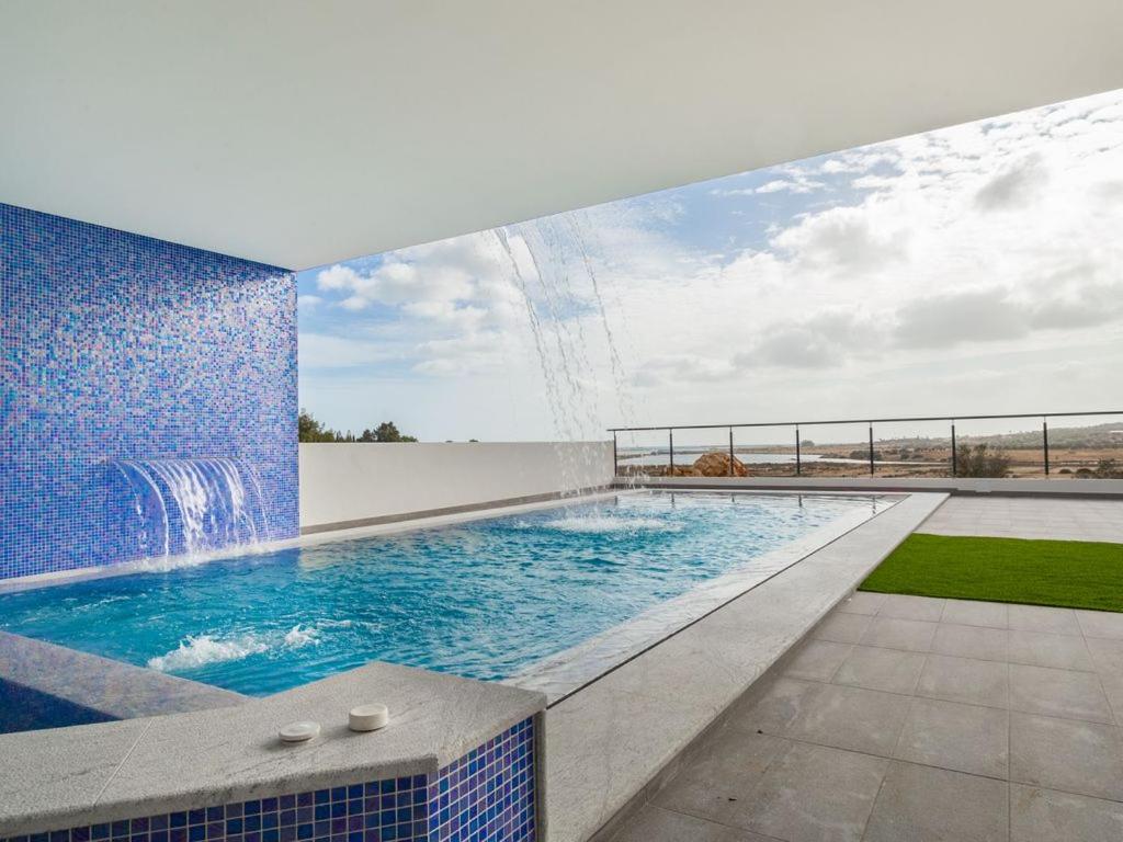Hotel Villa Ria Alvor- Swimming pool & Jacuzzi - Image 1
