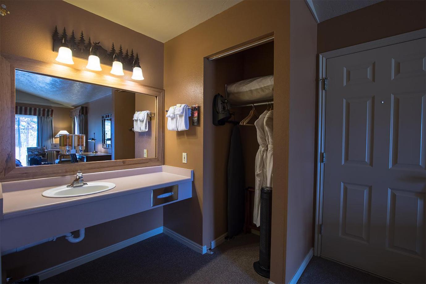 Moran Vacations - Headwaters Lodge  Cabins at Flagg Ranch - Property Image 21