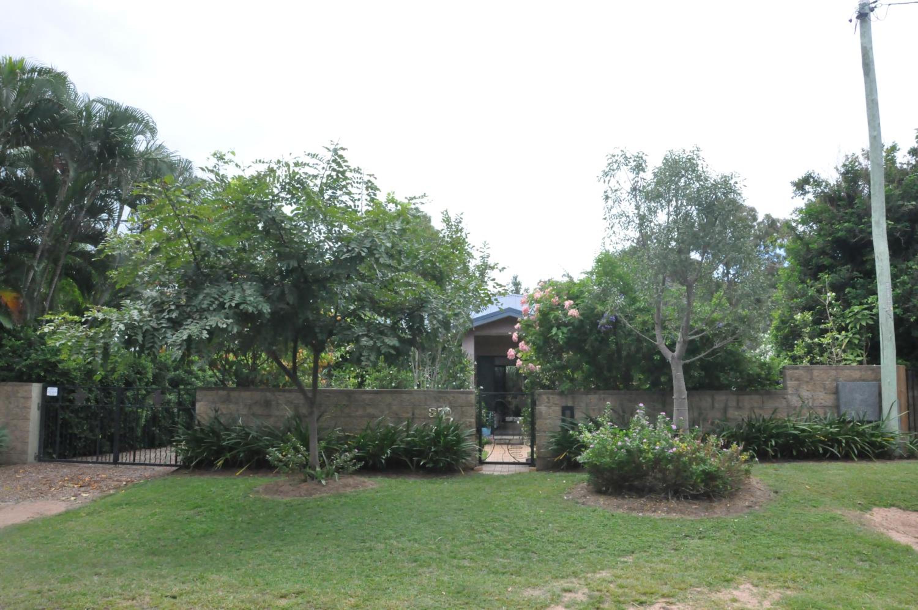 STUNNING MAGNETIC ISLAND HOME, PRIVATE, LARGE POOL, CHILDREN AND PETS on REQUEST PLEASE