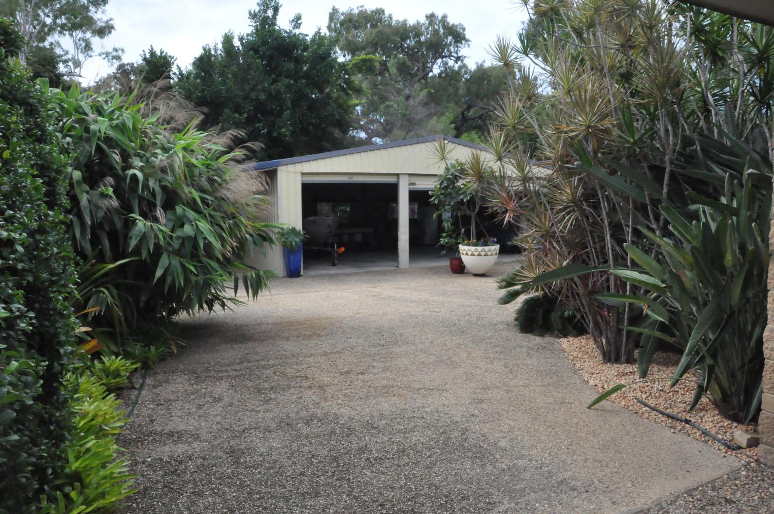 STUNNING MAGNETIC ISLAND HOME, PRIVATE, LARGE POOL, CHILDREN AND PETS on REQUEST PLEASE